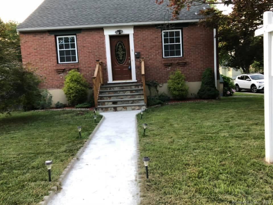 French Street, Danbury, Connecticut - 4 Bedrooms  
2 Bathrooms  
6 Rooms - 