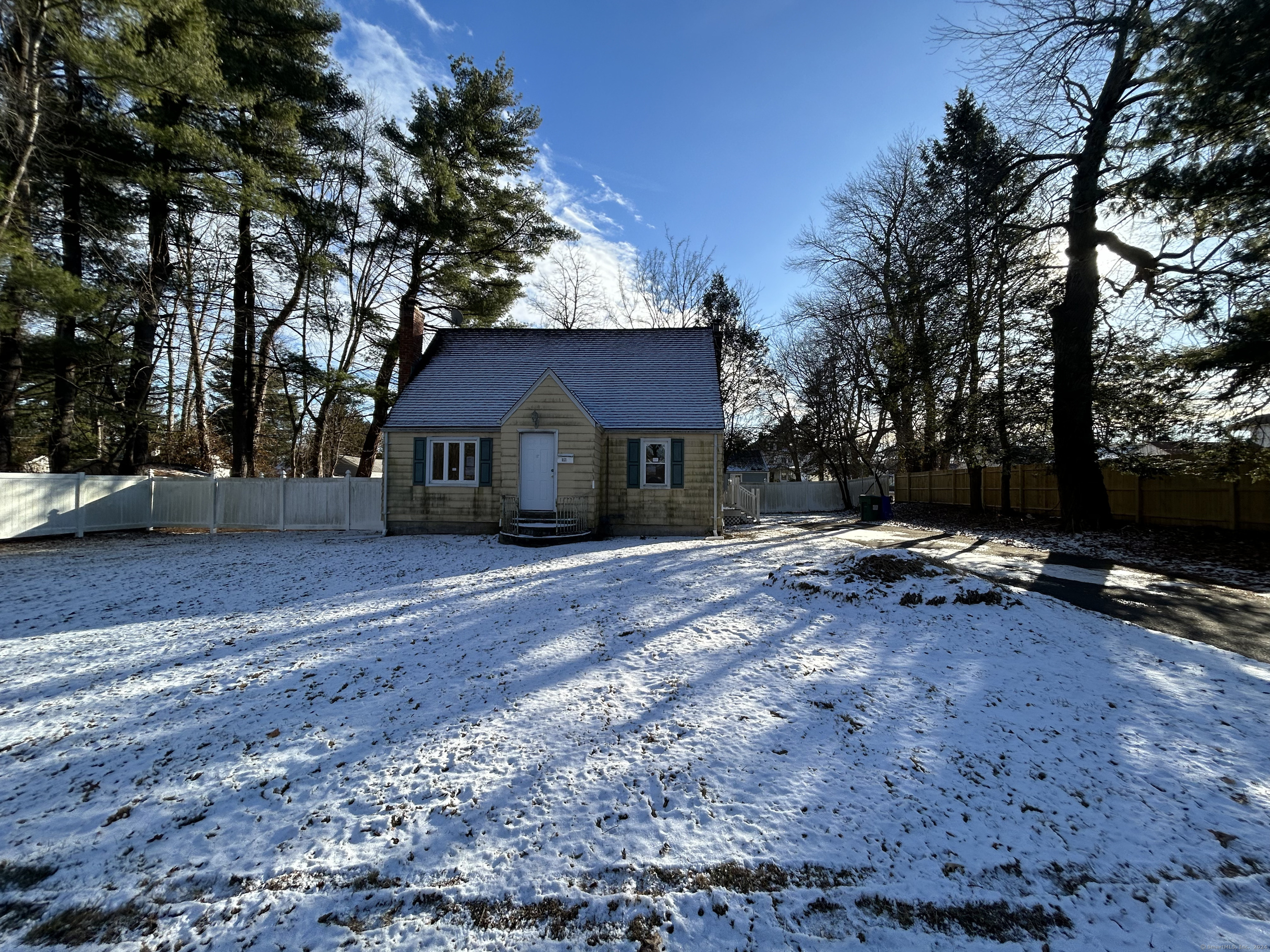 Property for Sale at 17 Brookdale Avenue, Bloomfield, Connecticut - Bedrooms: 3 
Bathrooms: 2 
Rooms: 7  - $245,000