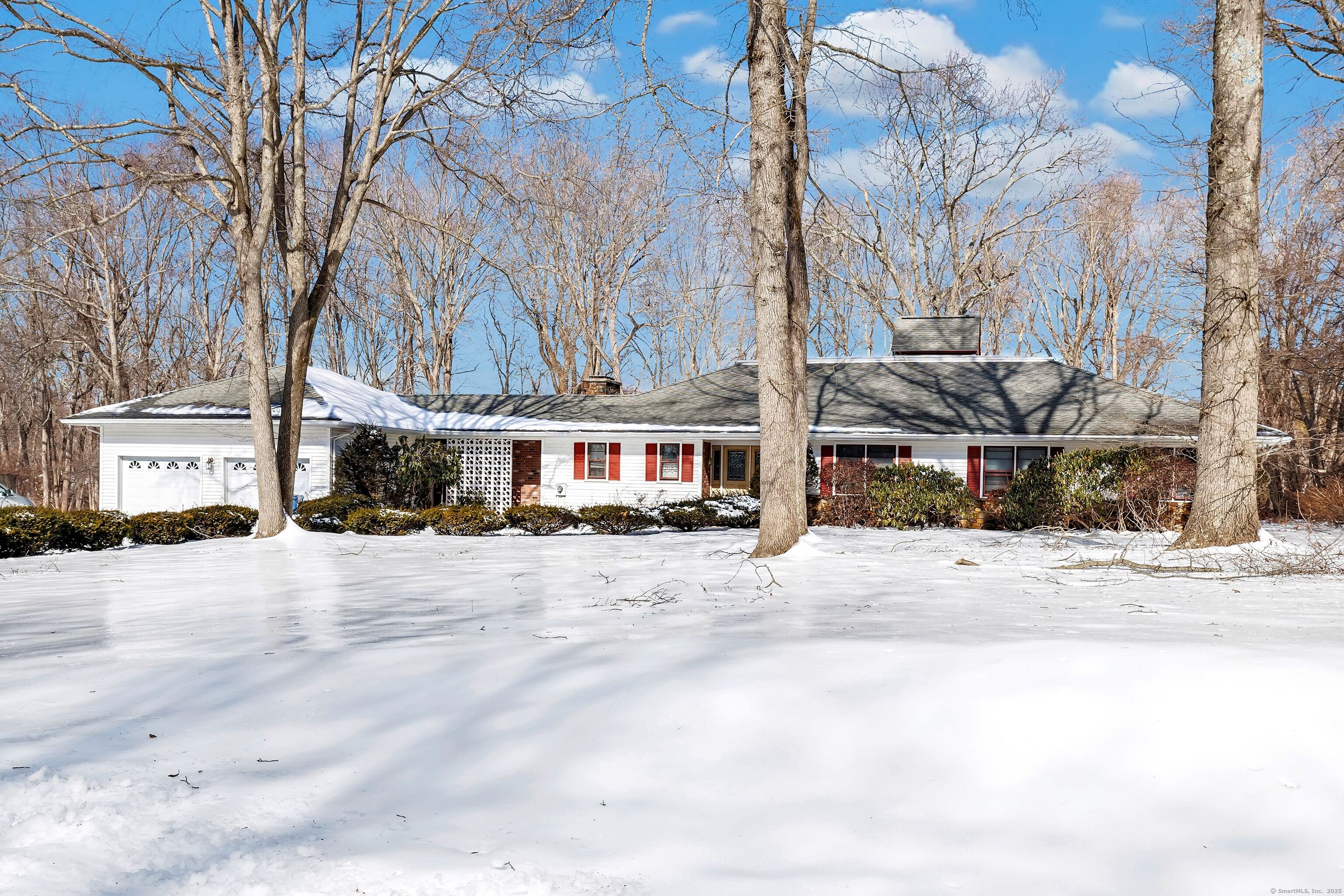 Abbey Lane, Shelton, Connecticut - 5 Bedrooms  
3 Bathrooms  
10 Rooms - 