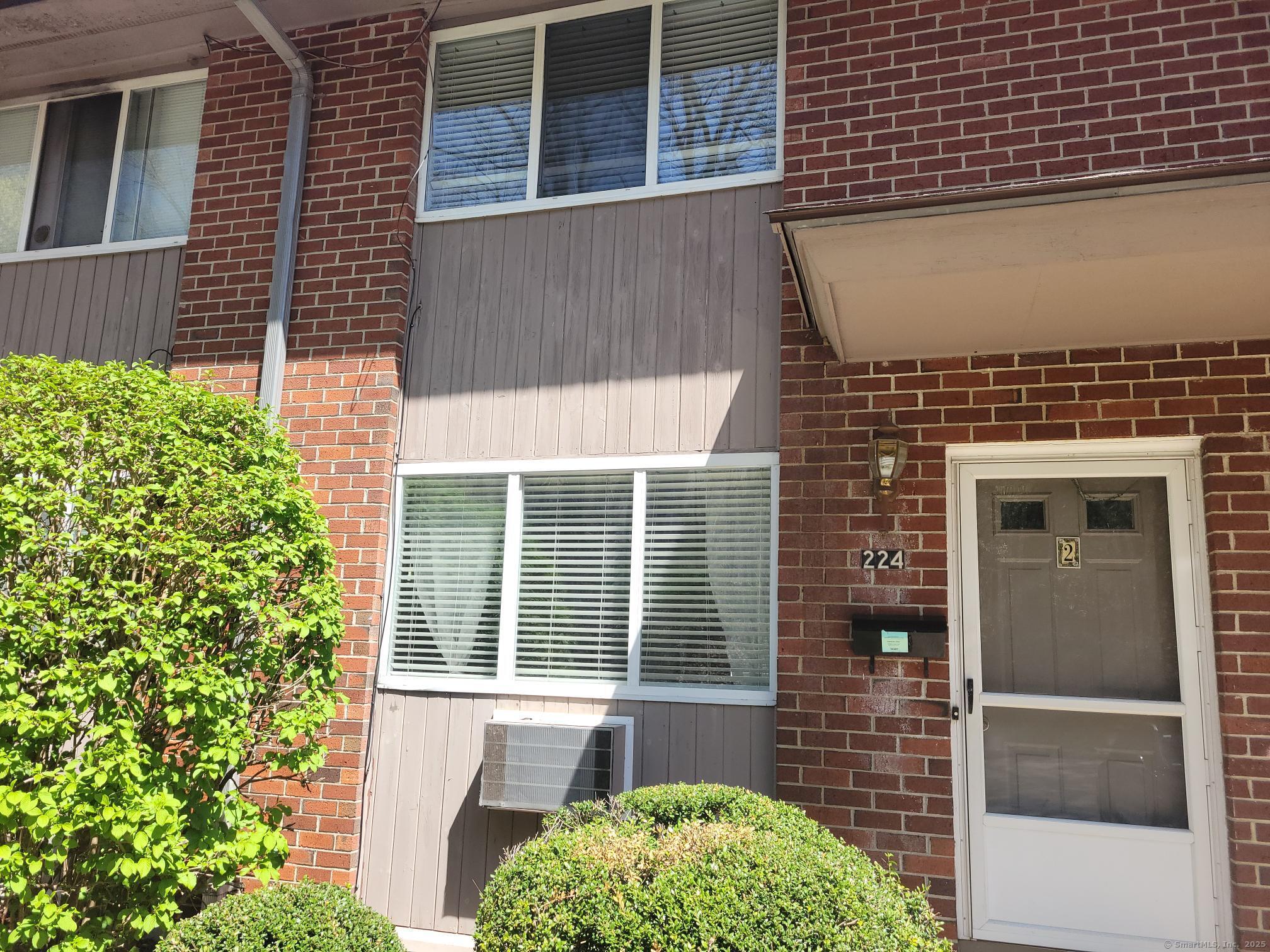 New Britain Avenue Apt 2, Farmington, Connecticut - 2 Bedrooms  
1 Bathrooms  
4 Rooms - 