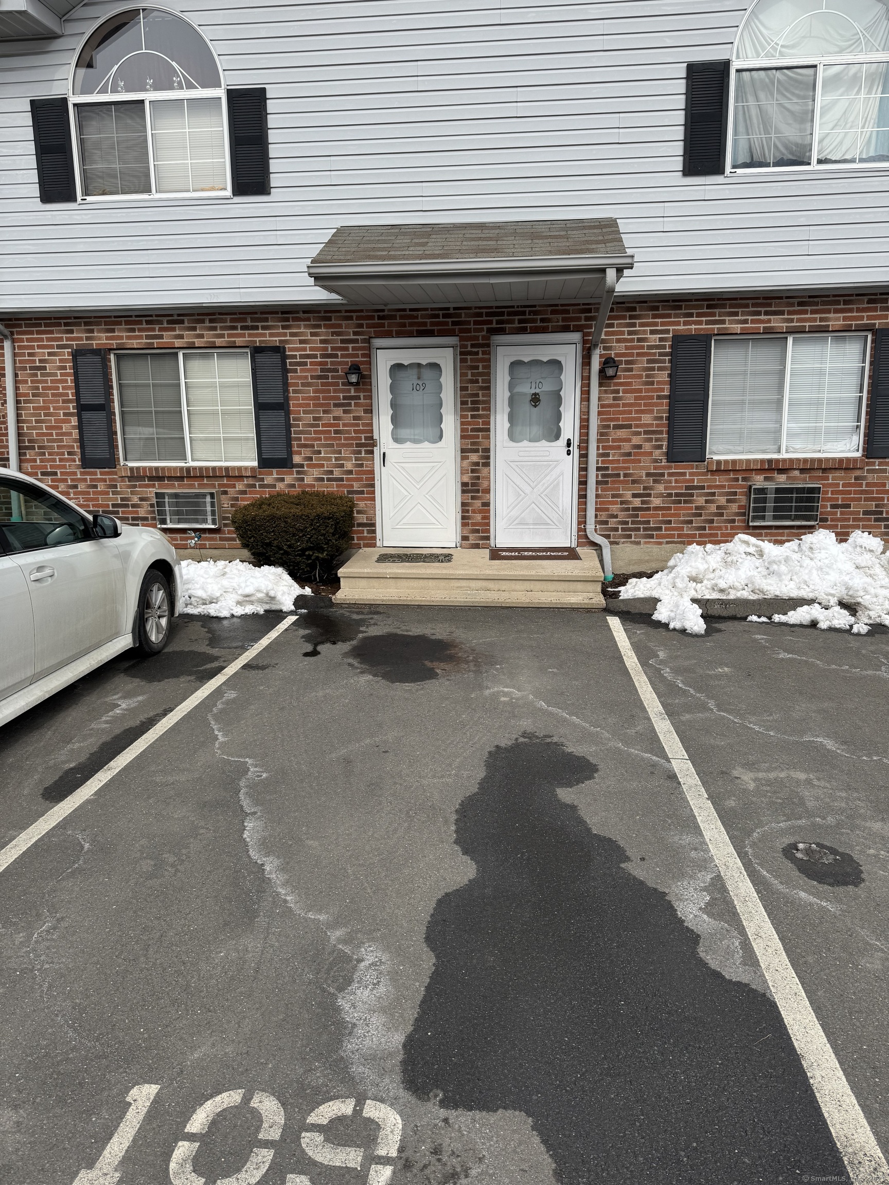 Meriden Road Apt 109, Waterbury, Connecticut - 2 Bedrooms  
2 Bathrooms  
4 Rooms - 