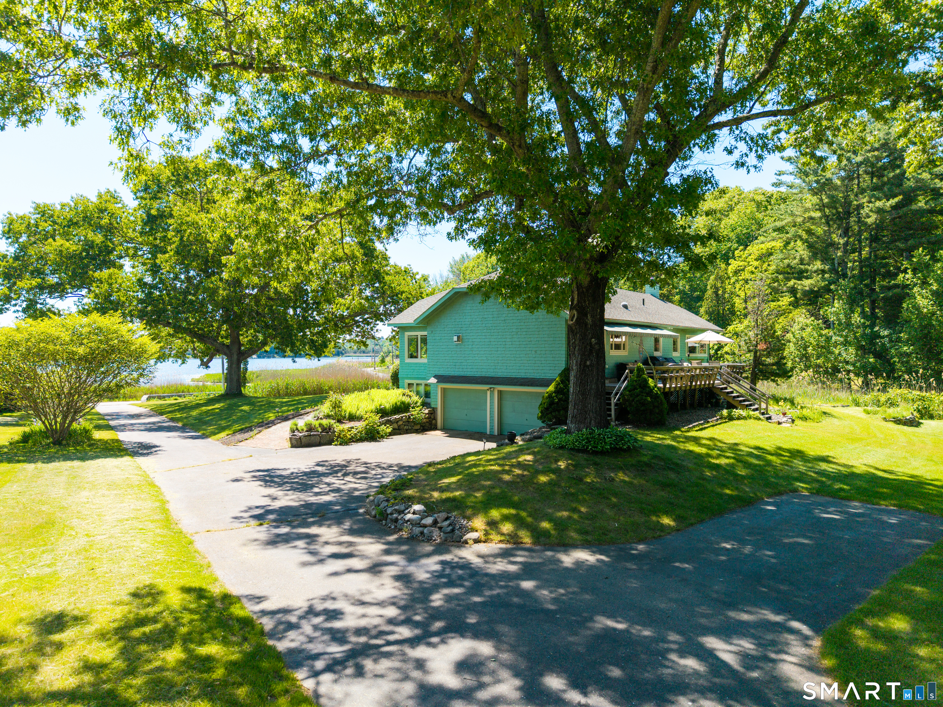 901 River Road