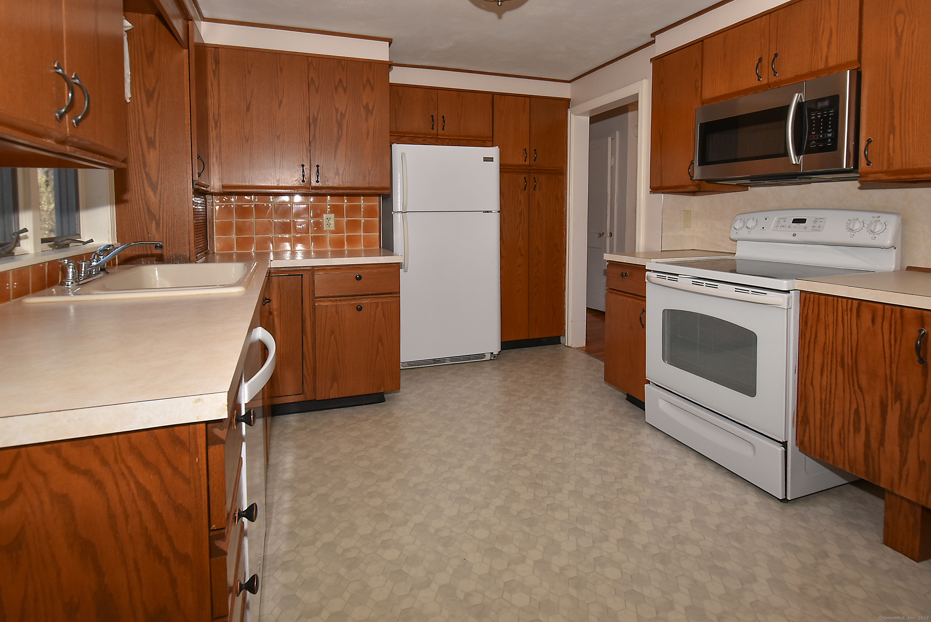 1161 N Grand Street, Suffield, Connecticut image 9