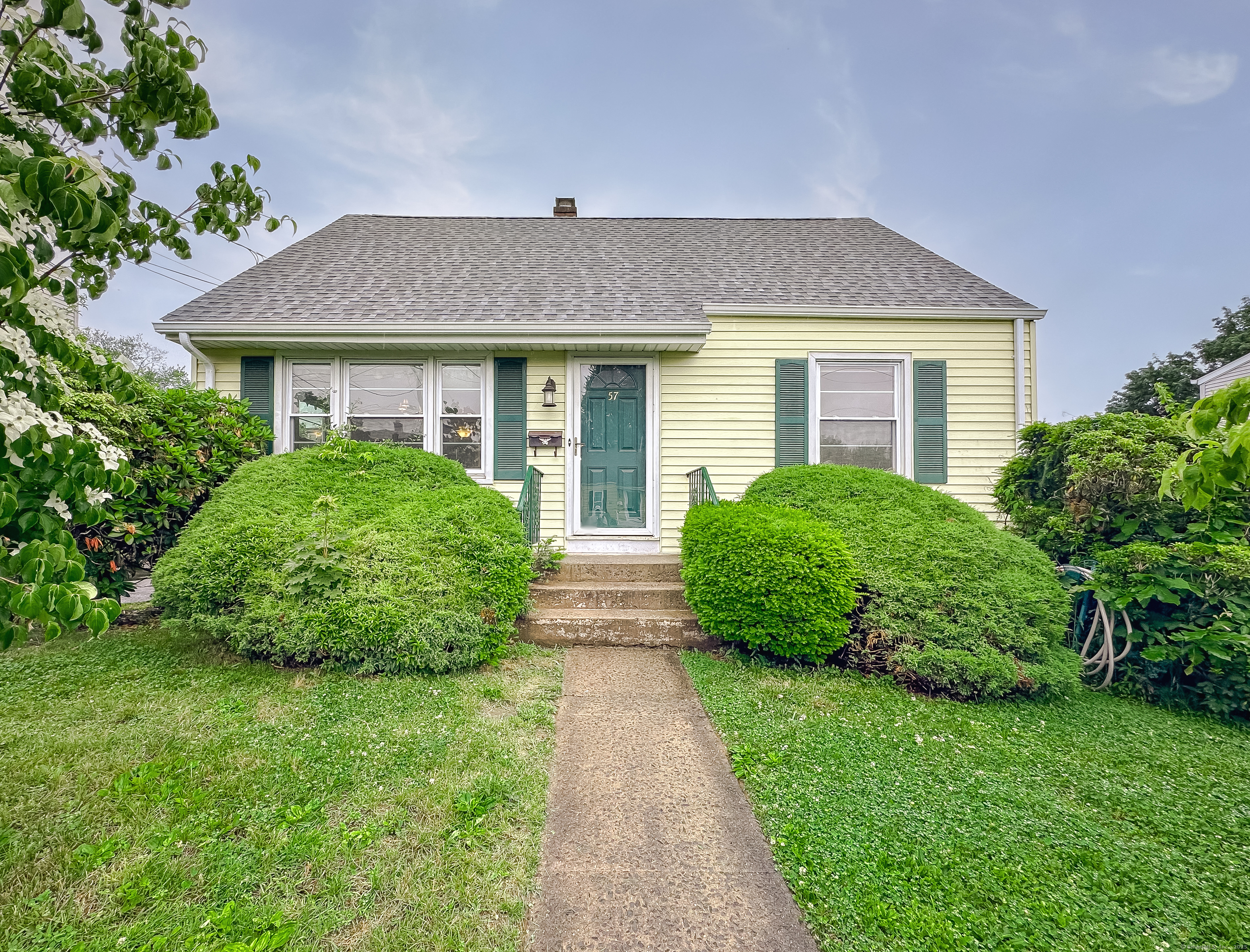 Property for Sale at Fenway Drive, Hamden, Connecticut - Bedrooms: 3 
Bathrooms: 1 
Rooms: 7  - $309,900