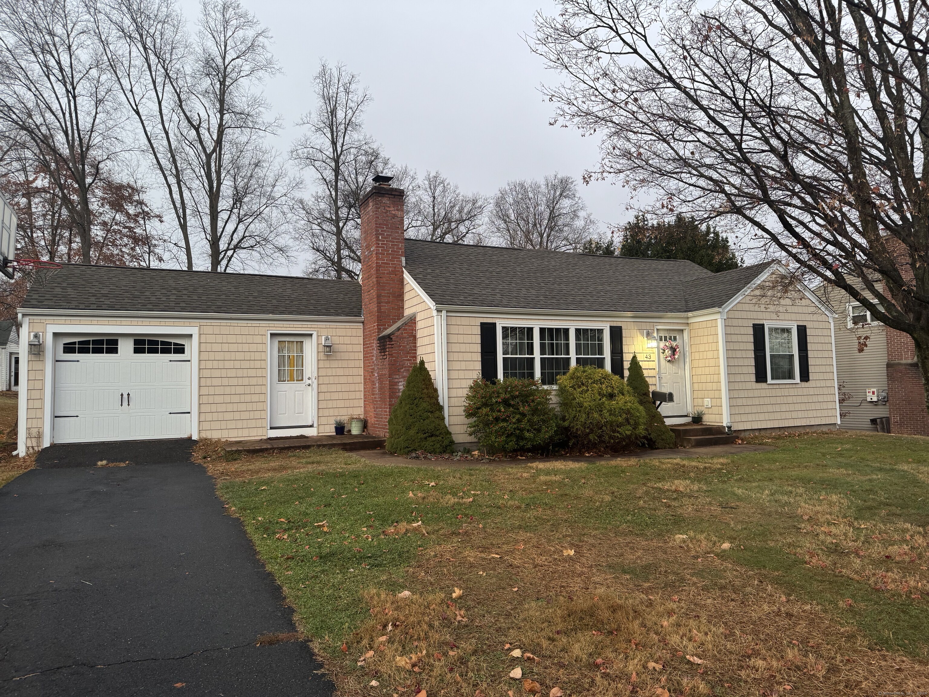 Briar Lane, Berlin, Connecticut - 3 Bedrooms  
2 Bathrooms  
6 Rooms - 