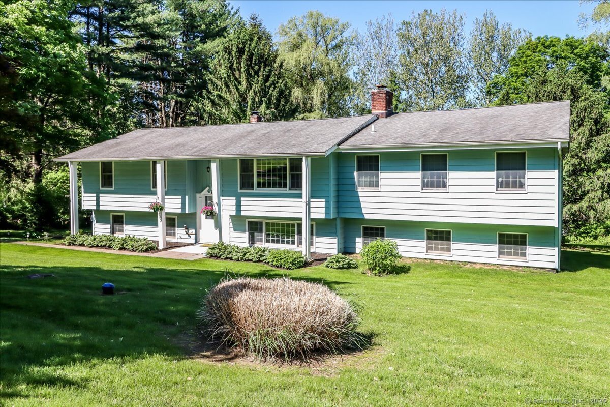 Prospect Court, Brookfield, Connecticut - 4 Bedrooms  
3 Bathrooms  
9 Rooms - 