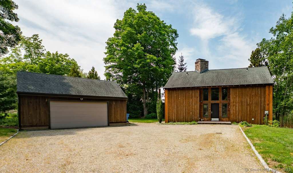 Boston Post Road, Madison, Connecticut - 2 Bedrooms  
3 Bathrooms  
6 Rooms - 