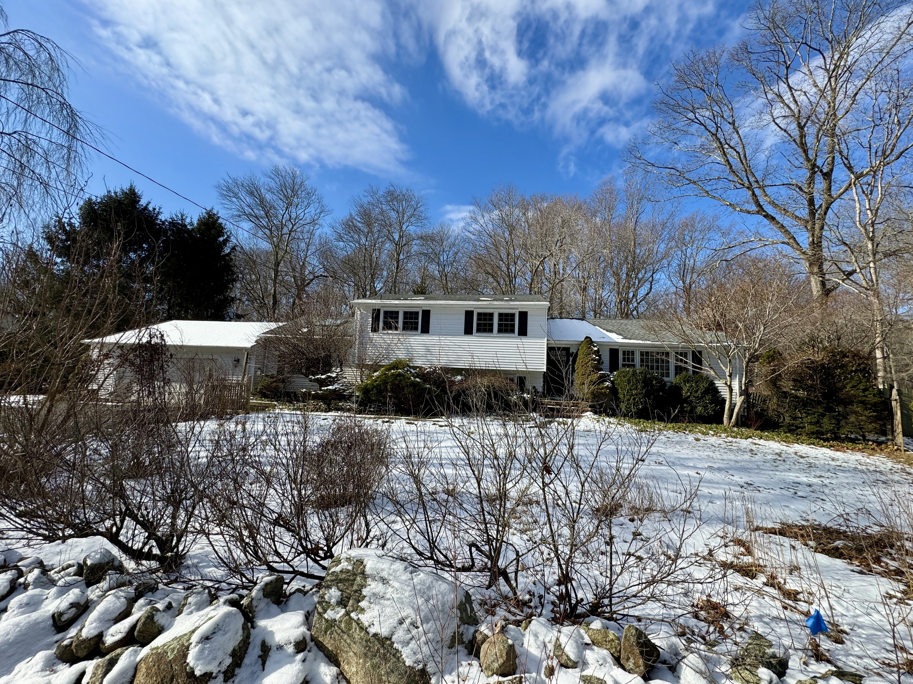 524 Nortontown Road, Guilford, Connecticut - 3 Bedrooms  
2.5 Bathrooms  
7 Rooms - 