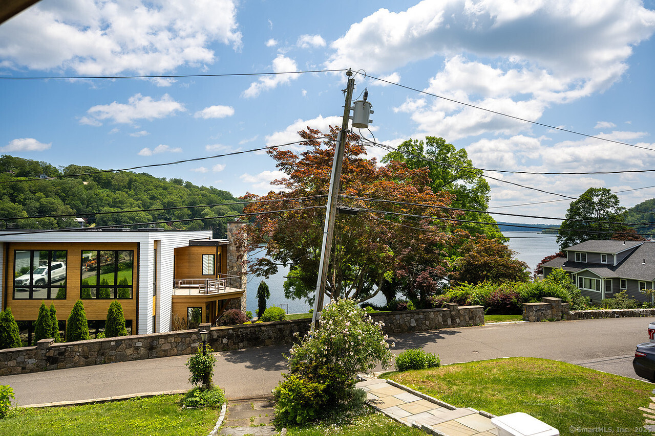 32 Lakeshore N