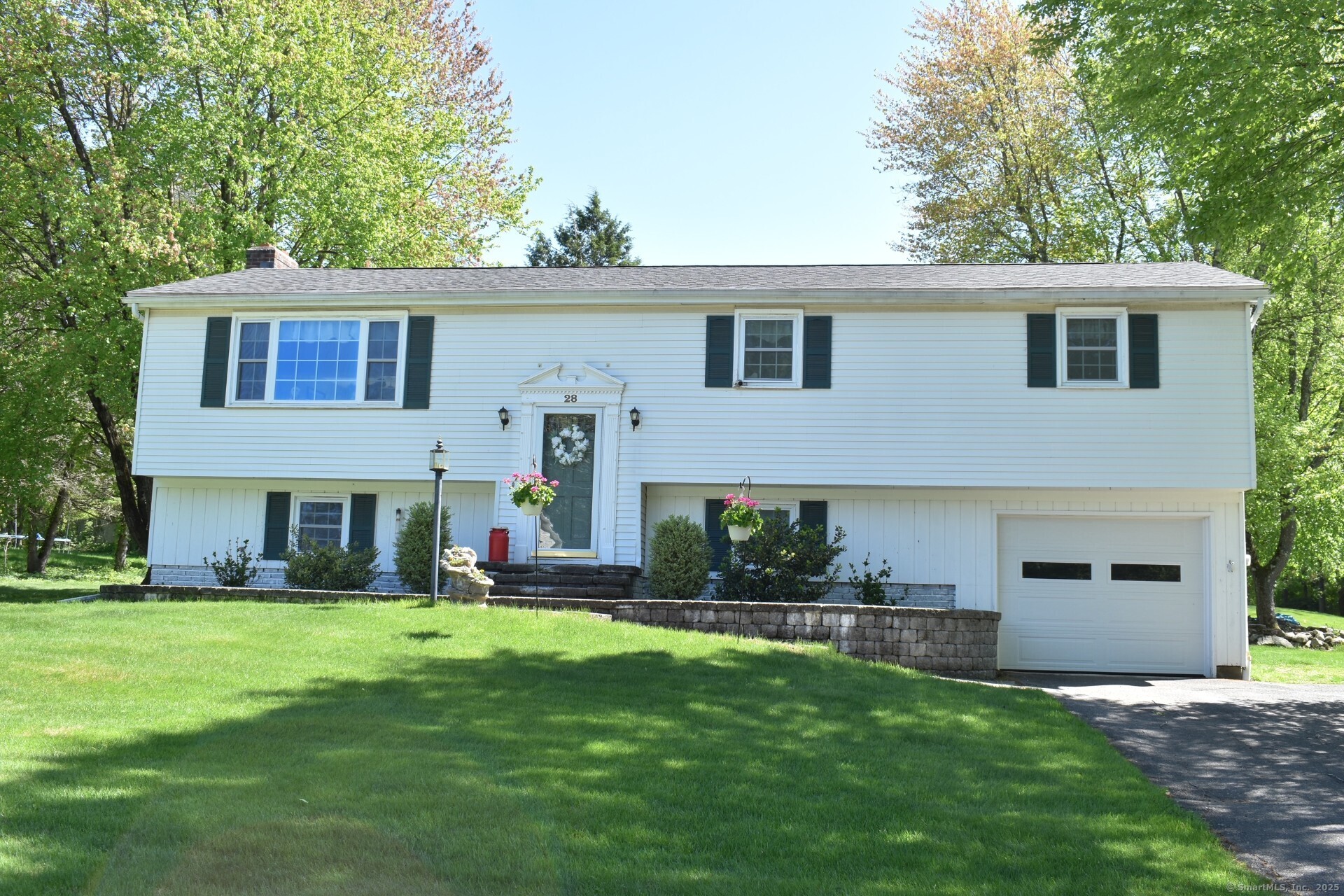 Columbine Road, Tolland, Connecticut - 3 Bedrooms  
2 Bathrooms  
8 Rooms - 