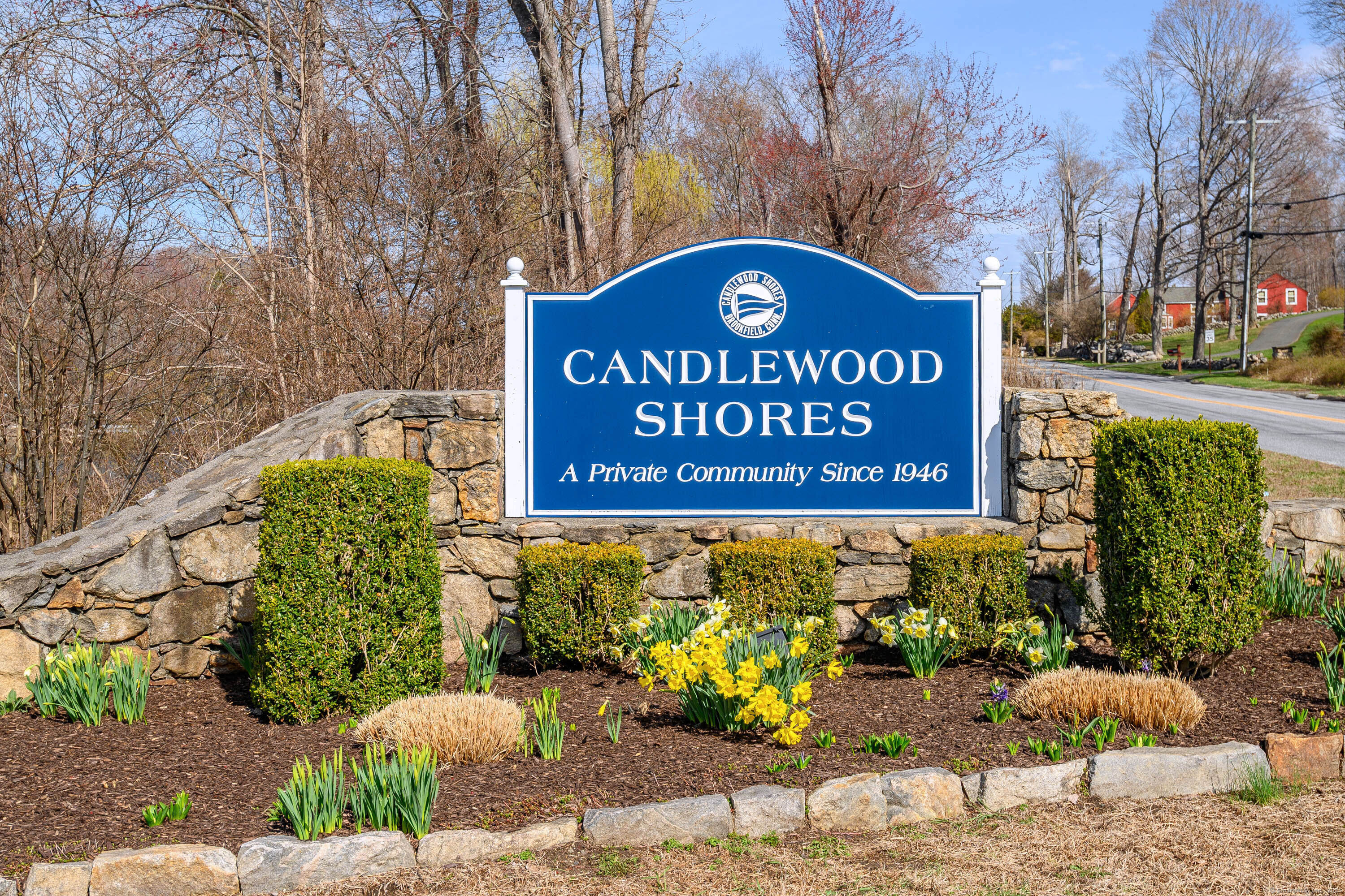 Skyline Drive, Brookfield, Connecticut - 3 Bedrooms  
2 Bathrooms  
8 Rooms - 