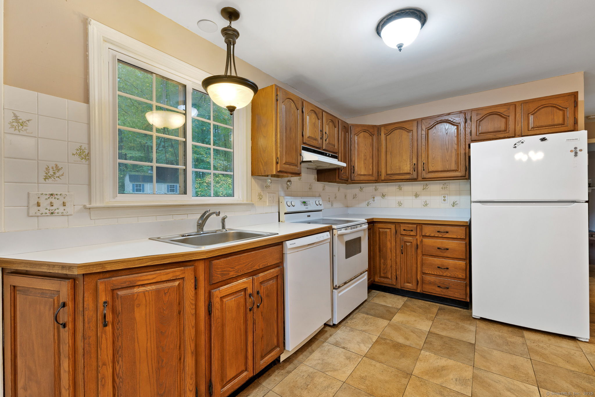 Marlborough, Connecticut 06447, United States, 4 Bedrooms Bedrooms, ,3 BathroomsBathrooms,Residential,Pending,216446