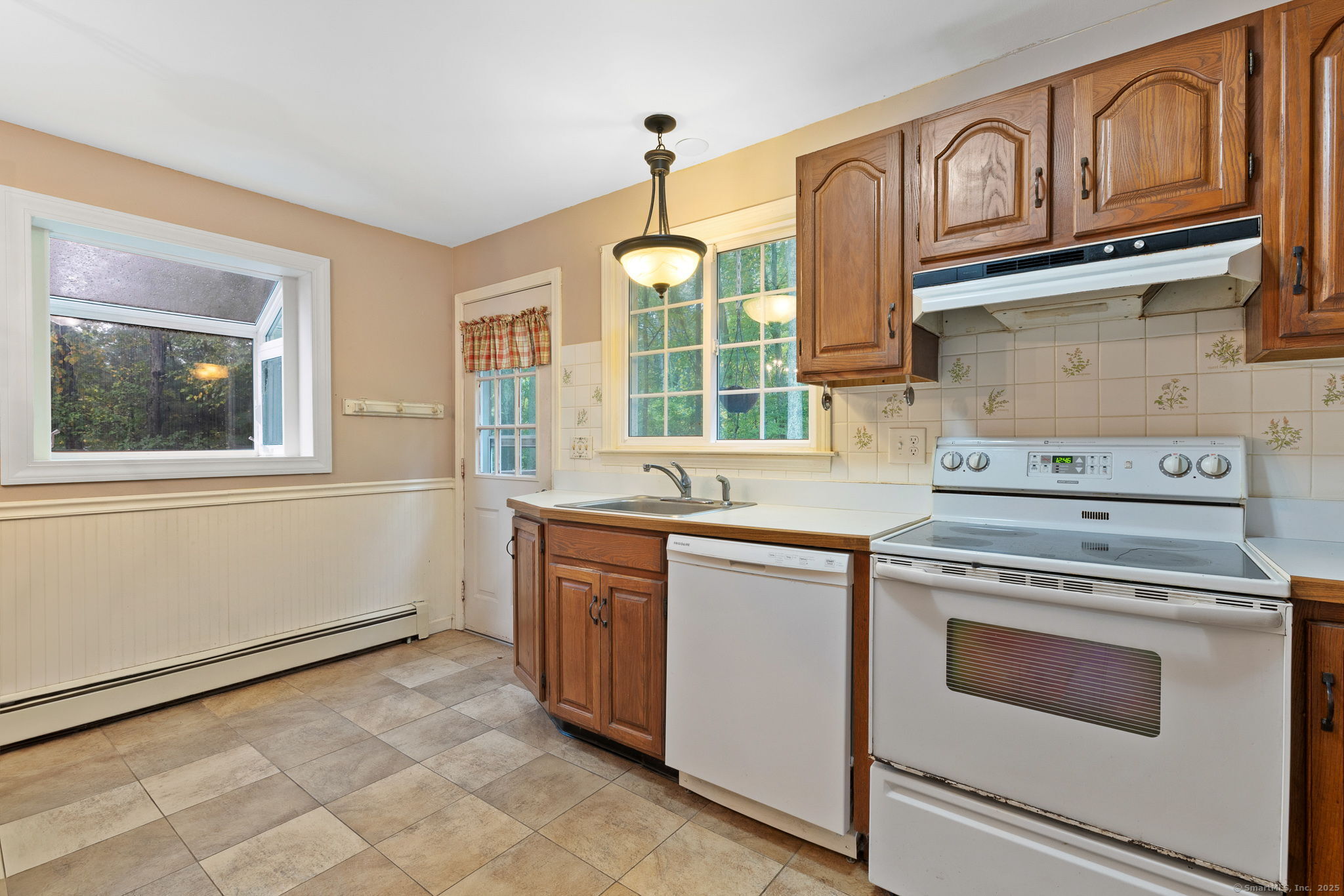 Marlborough, Connecticut 06447, United States, 4 Bedrooms Bedrooms, ,3 BathroomsBathrooms,Residential,Pending,216446