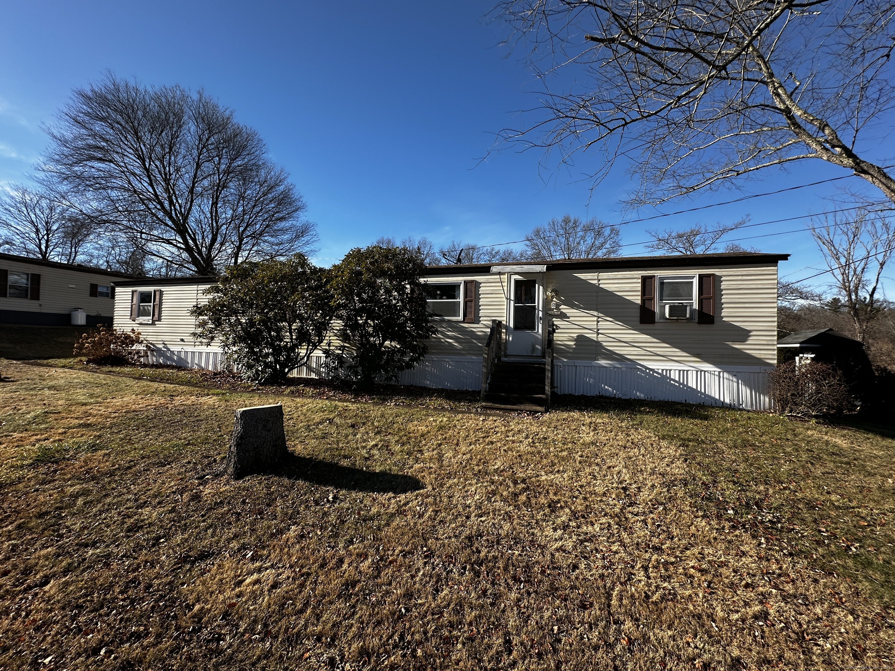 8 Sunshine Terrace, Thompson, Connecticut - 2 Bedrooms  
2 Bathrooms  
4 Rooms - 