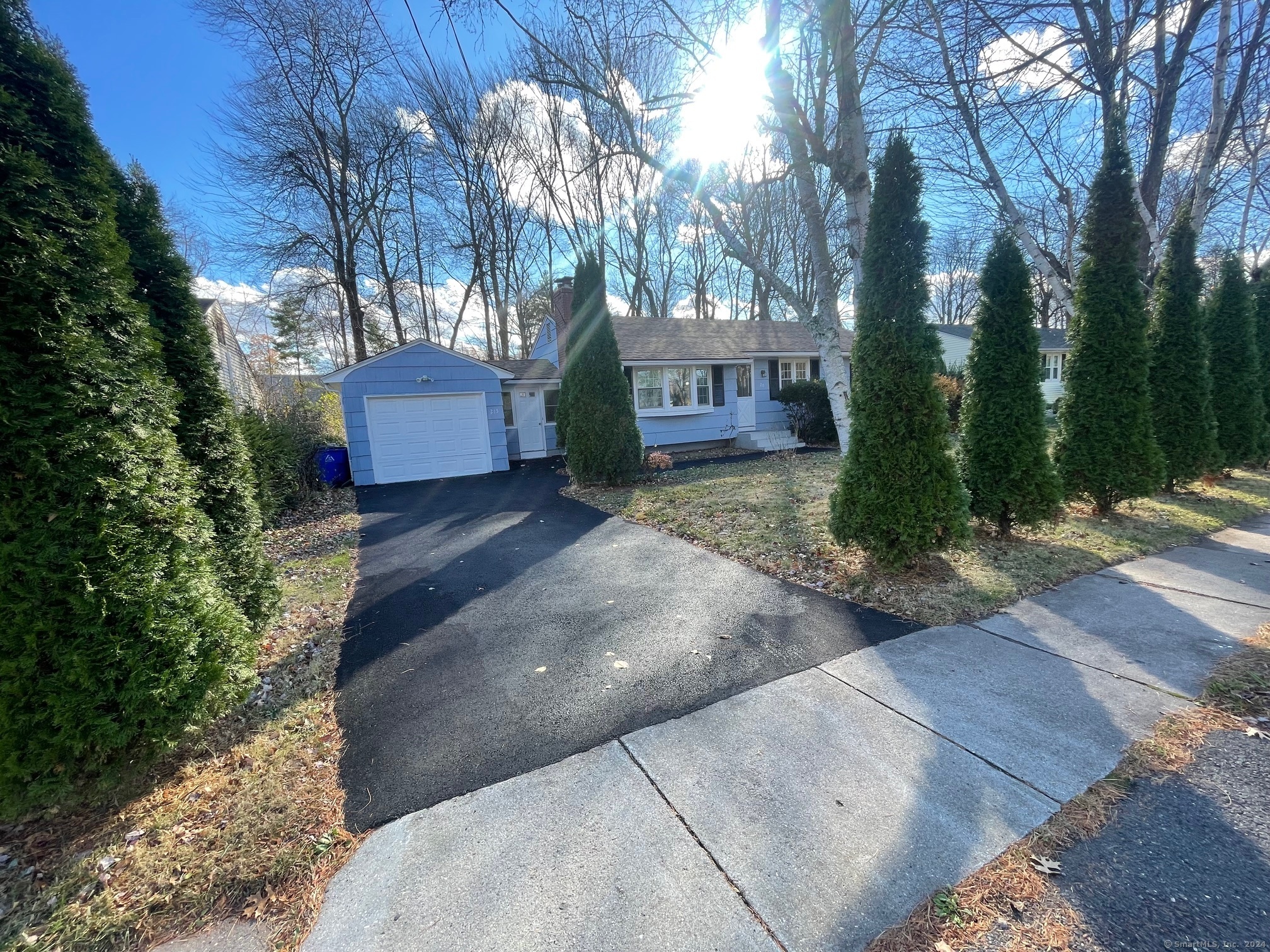 215 Beechwood Road, West Hartford, Connecticut - 3 Bedrooms  
2 Bathrooms  
5 Rooms - 