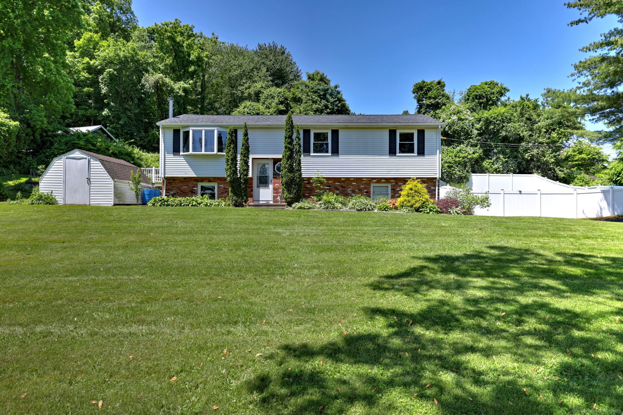 Sea Hill Road, North Branford, Connecticut - 3 Bedrooms  
2 Bathrooms  
7 Rooms - 