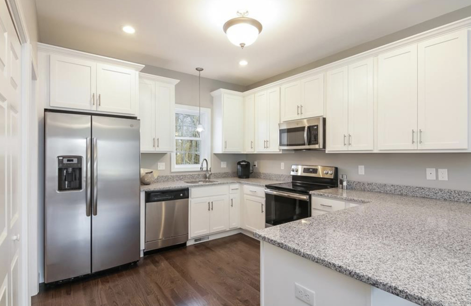 Ringgold Street 101, West Hartford, Connecticut - 3 Bedrooms  
2 Bathrooms  
4 Rooms - 