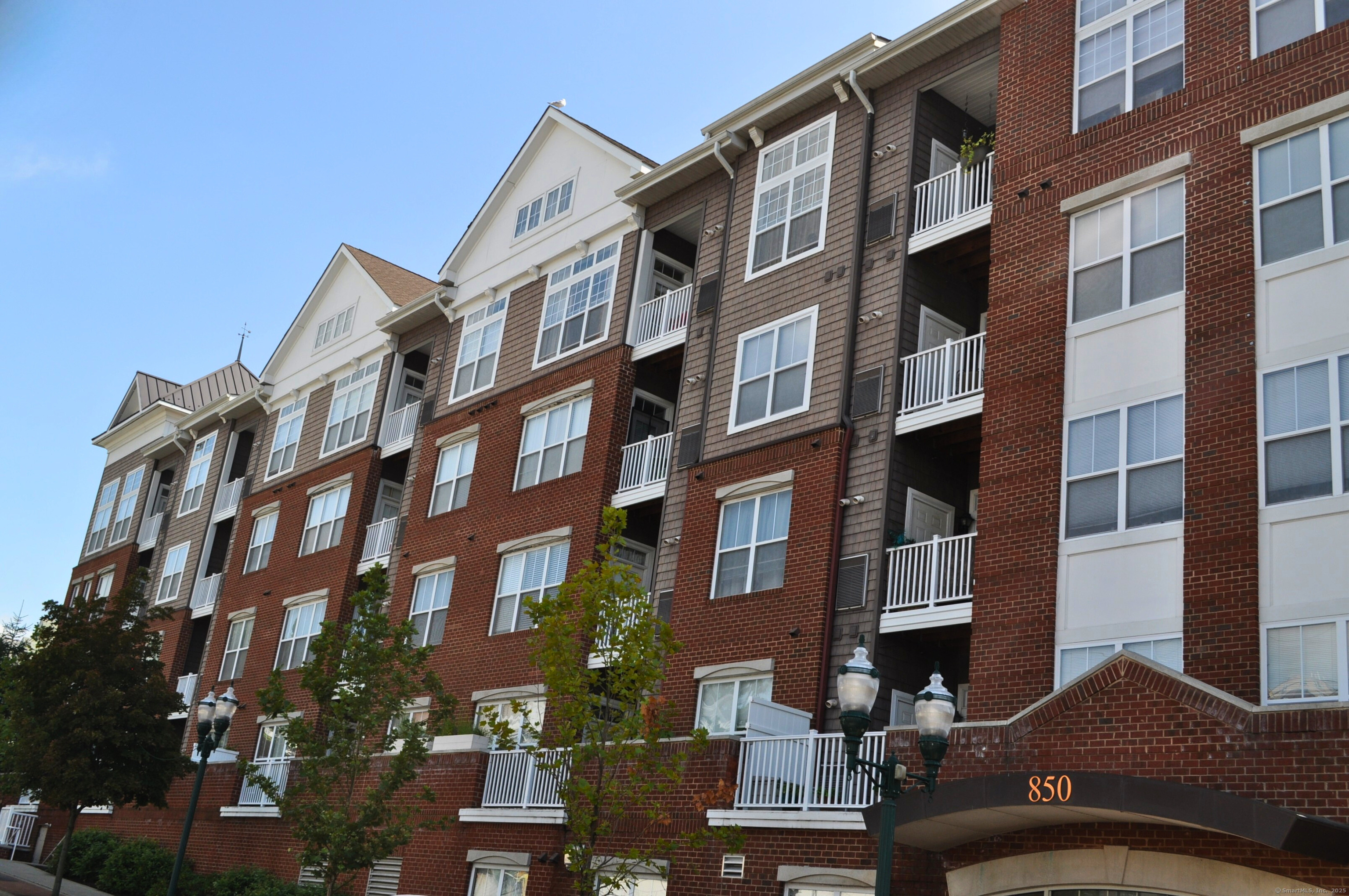 E Main Street Apt 206, Stamford, Connecticut - 2 Bedrooms  
2 Bathrooms  
4 Rooms - 