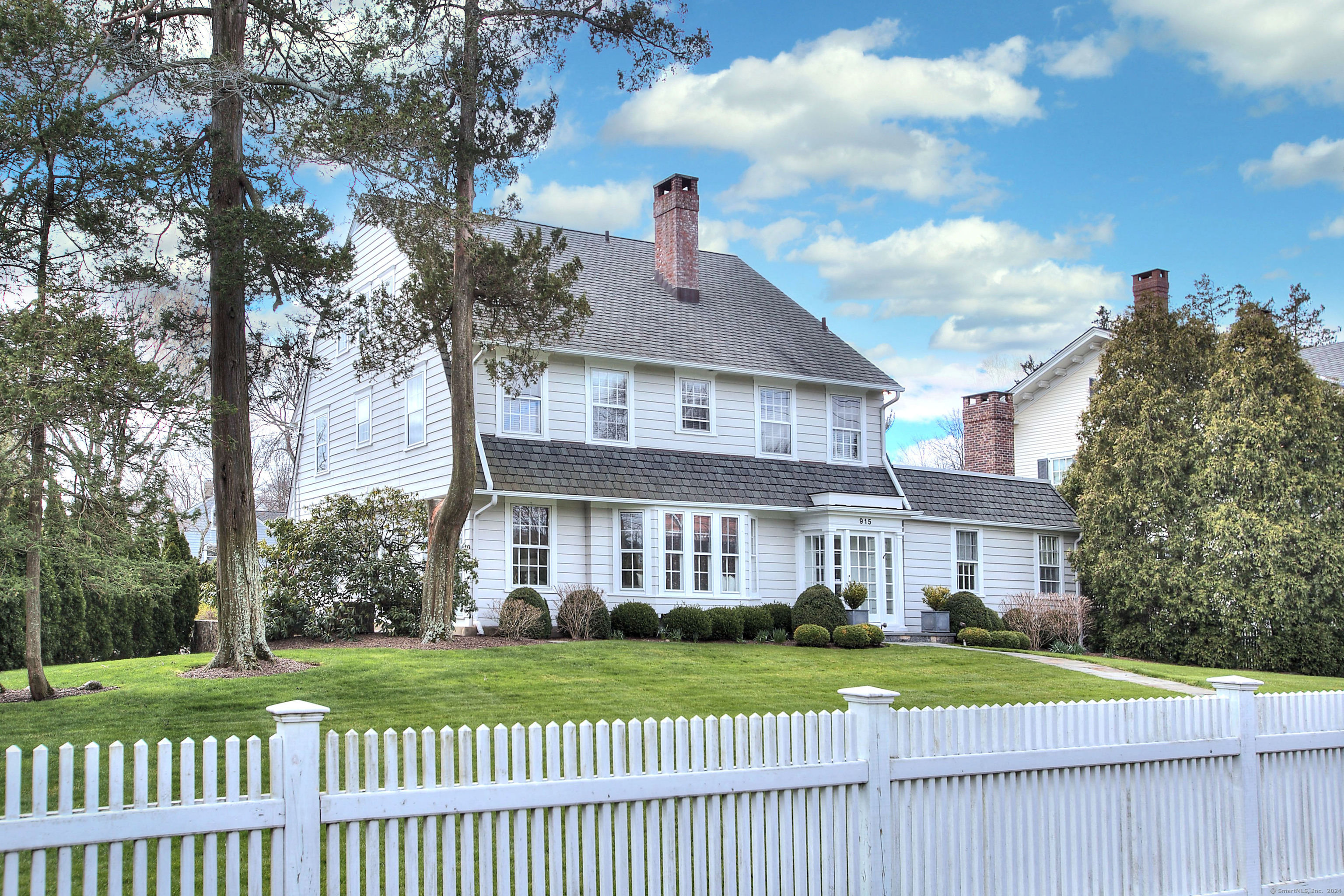 915 Old Post Road, Fairfield, Connecticut - 6 Bedrooms  
5 Bathrooms  
12 Rooms - 