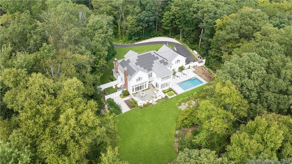 97 Graenest Ridge Road, Wilton, Connecticut - 4 Bedrooms  
3.5 Bathrooms  
11 Rooms - 