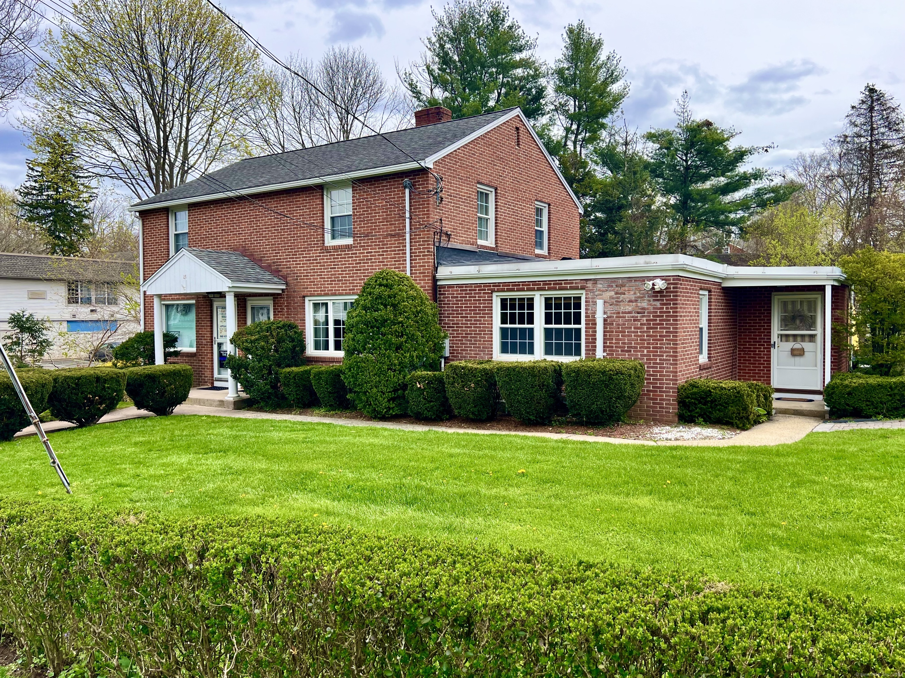 Rental Property at 15 Garden Street, Farmington, Connecticut - Bedrooms: 2 
Bathrooms: 2 
Rooms: 8  - $1,950 MO.