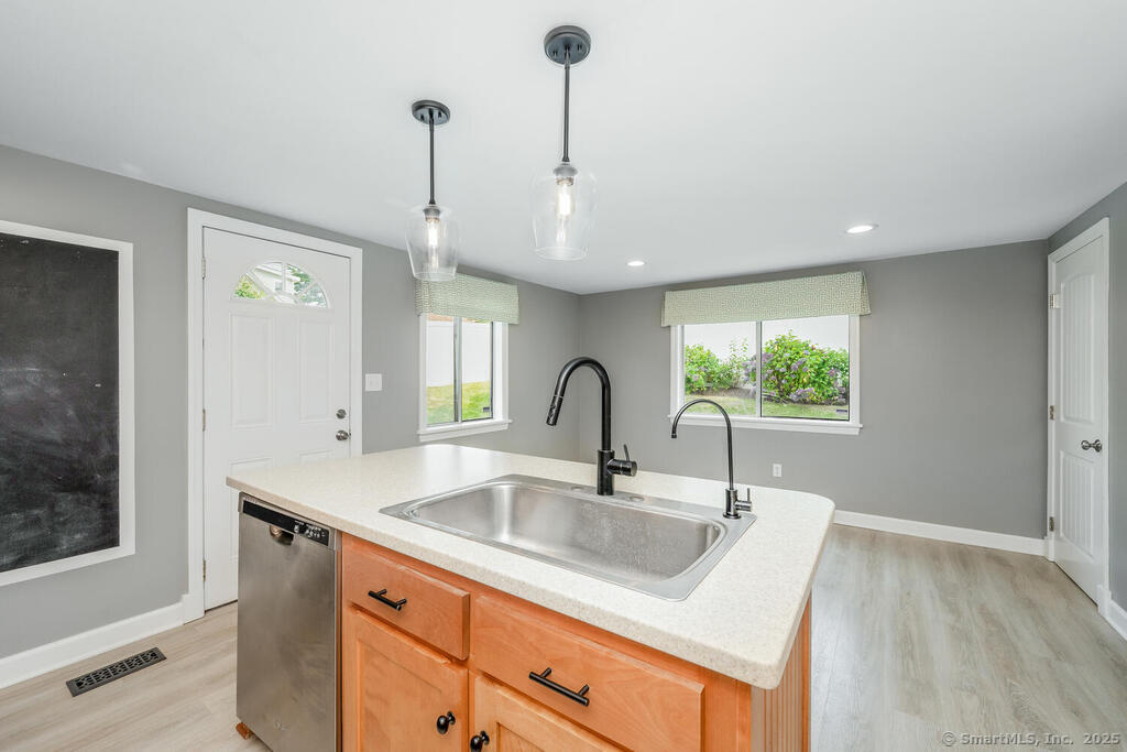 Fairfield, Connecticut 06824, United States, 2 Bedrooms Bedrooms, ,2 BathroomsBathrooms,Residential,Active,187635