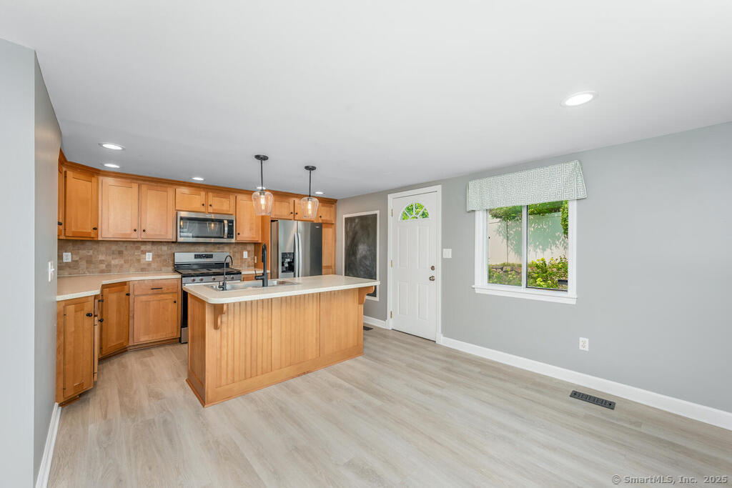 Fairfield, Connecticut 06824, United States, 2 Bedrooms Bedrooms, ,2 BathroomsBathrooms,Residential,Active,187635