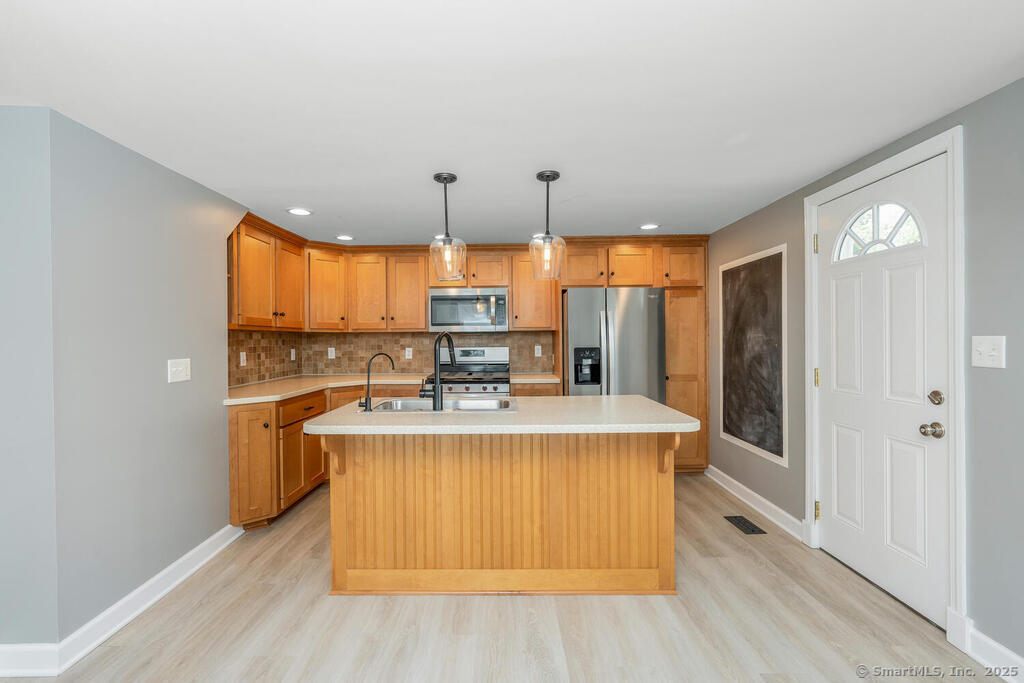 Fairfield, Connecticut 06824, United States, 2 Bedrooms Bedrooms, ,2 BathroomsBathrooms,Residential,Active,187635