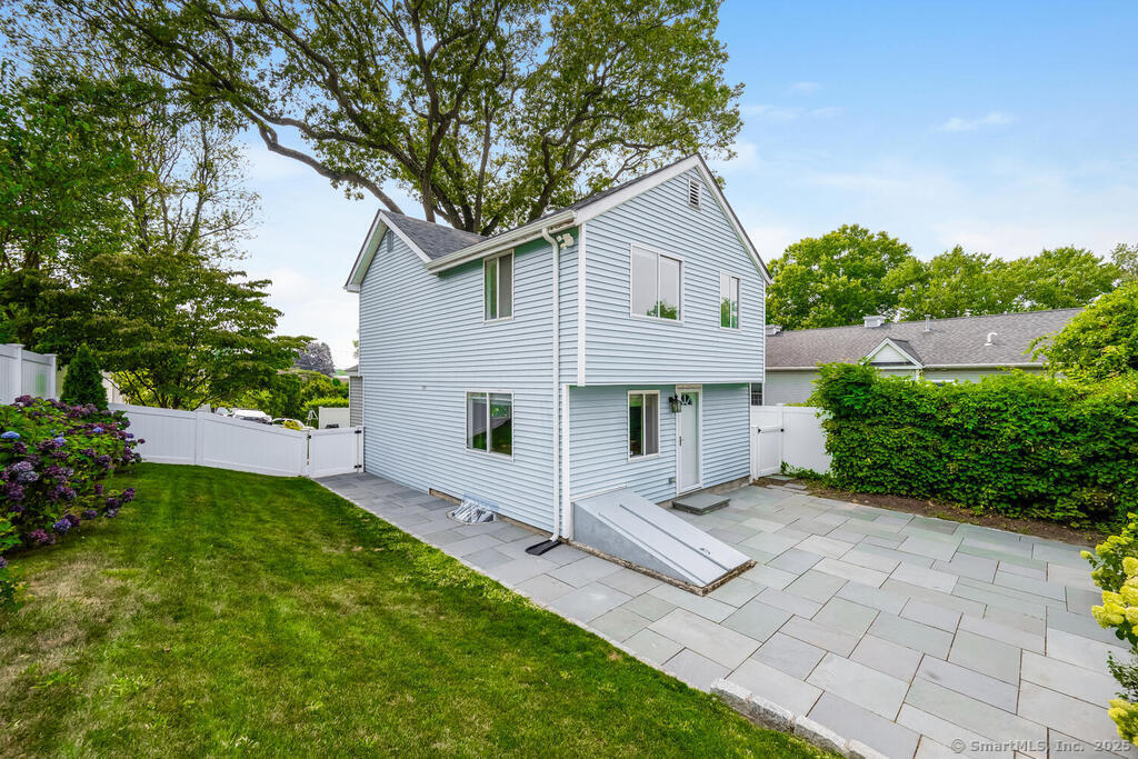 Fairfield, Connecticut 06824, United States, 2 Bedrooms Bedrooms, ,2 BathroomsBathrooms,Residential,Active,187635