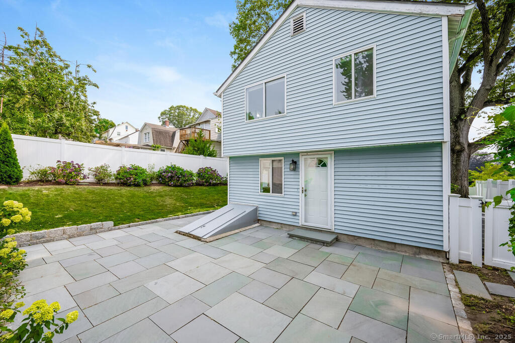 Fairfield, Connecticut 06824, United States, 2 Bedrooms Bedrooms, ,2 BathroomsBathrooms,Residential,Active,187635