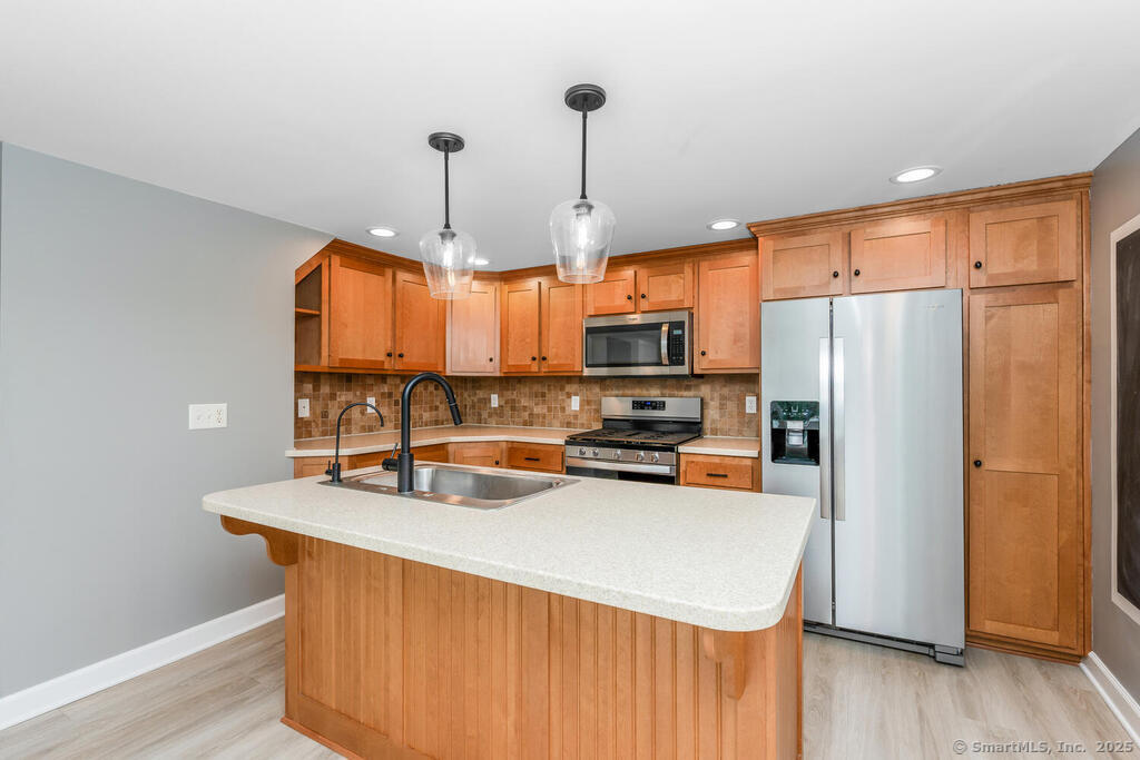 Fairfield, Connecticut 06824, United States, 2 Bedrooms Bedrooms, ,2 BathroomsBathrooms,Residential,Active,187635