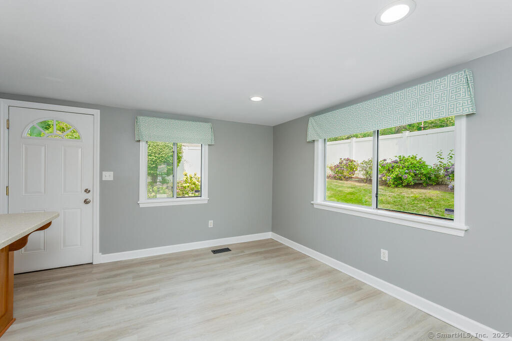 Fairfield, Connecticut 06824, United States, 2 Bedrooms Bedrooms, ,2 BathroomsBathrooms,Residential,Active,187635