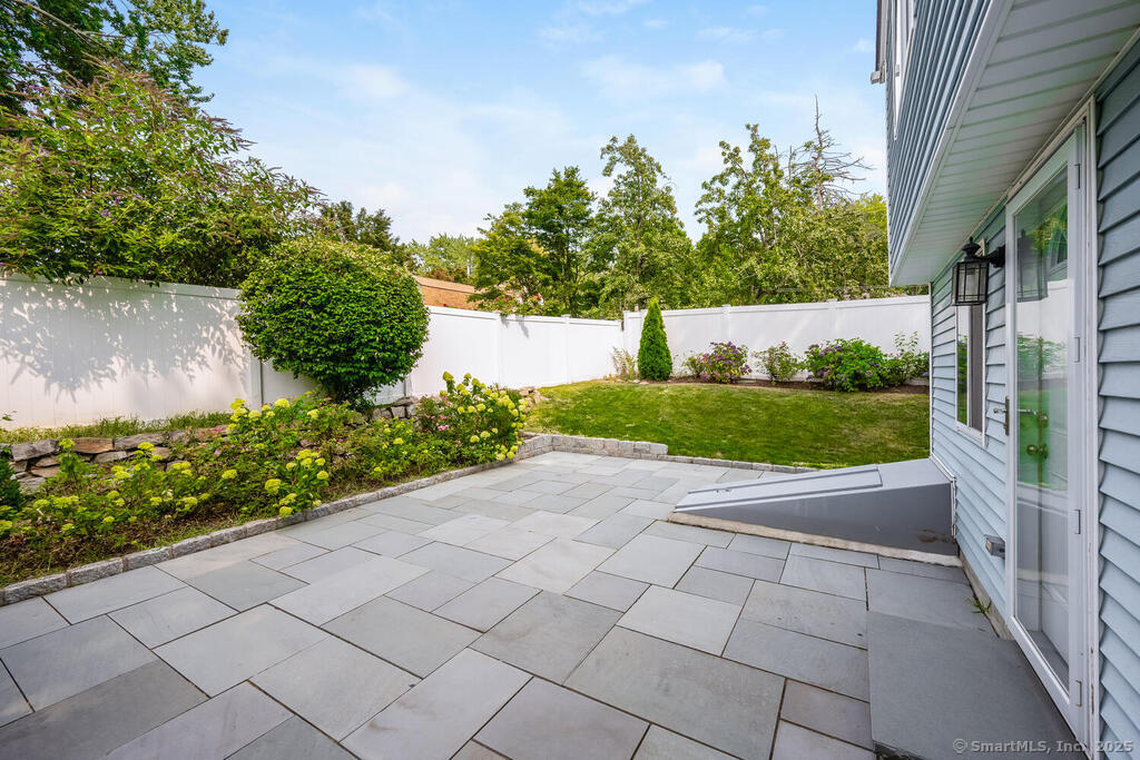 Fairfield, Connecticut 06824, United States, 2 Bedrooms Bedrooms, ,2 BathroomsBathrooms,Residential,Active,187635