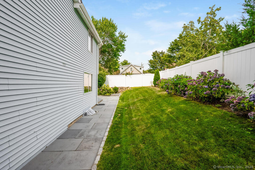 Fairfield, Connecticut 06824, United States, 2 Bedrooms Bedrooms, ,2 BathroomsBathrooms,Residential,Active,187635