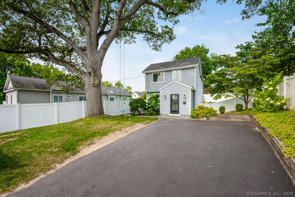 Fairfield, Connecticut 06824, United States, 2 Bedrooms Bedrooms, ,2 BathroomsBathrooms,Residential,Active,187635