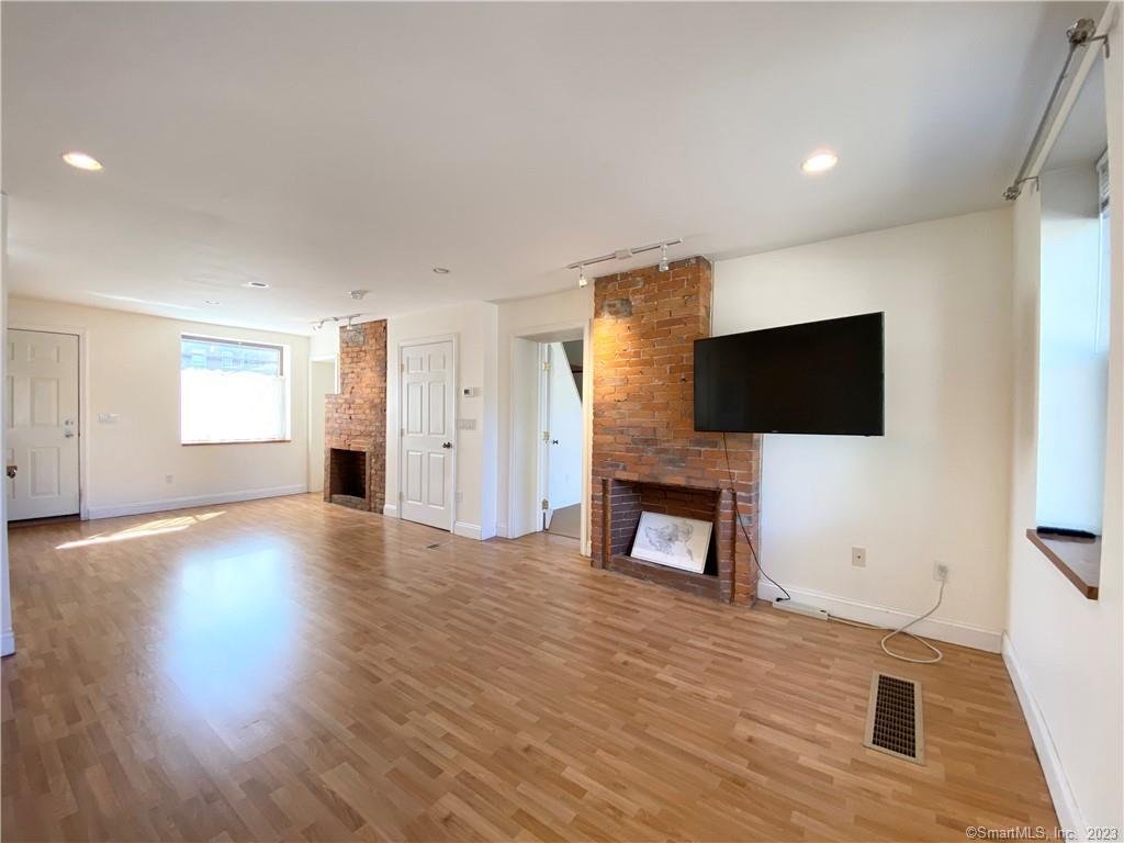 Olive Street 1C, New Haven, Connecticut - 2 Bedrooms  
2 Bathrooms  
4 Rooms - 