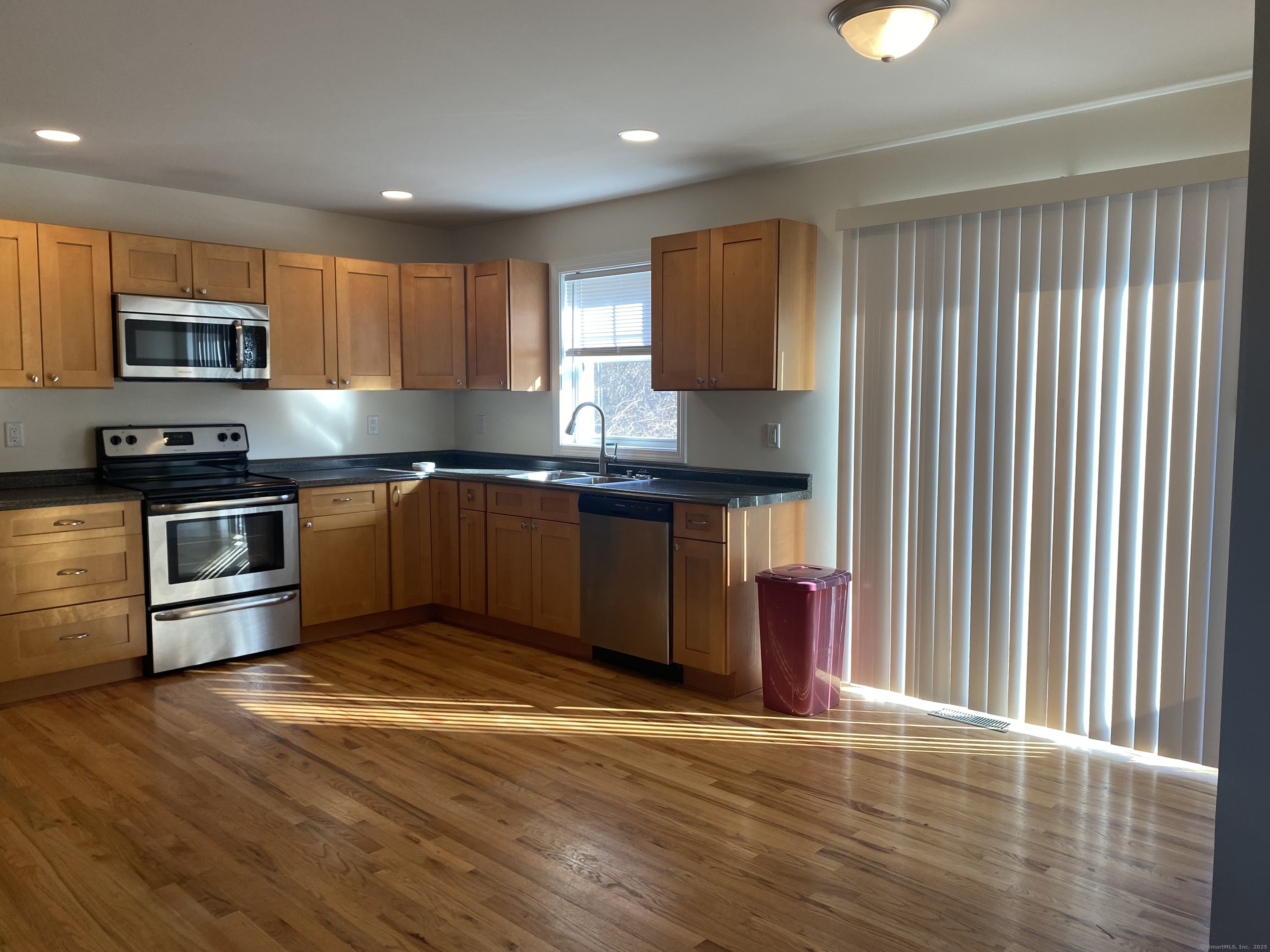 East Lyme, Connecticut 06357, United States, 3 Bedrooms Bedrooms, ,3 BathroomsBathrooms,Residential,Pending,2990