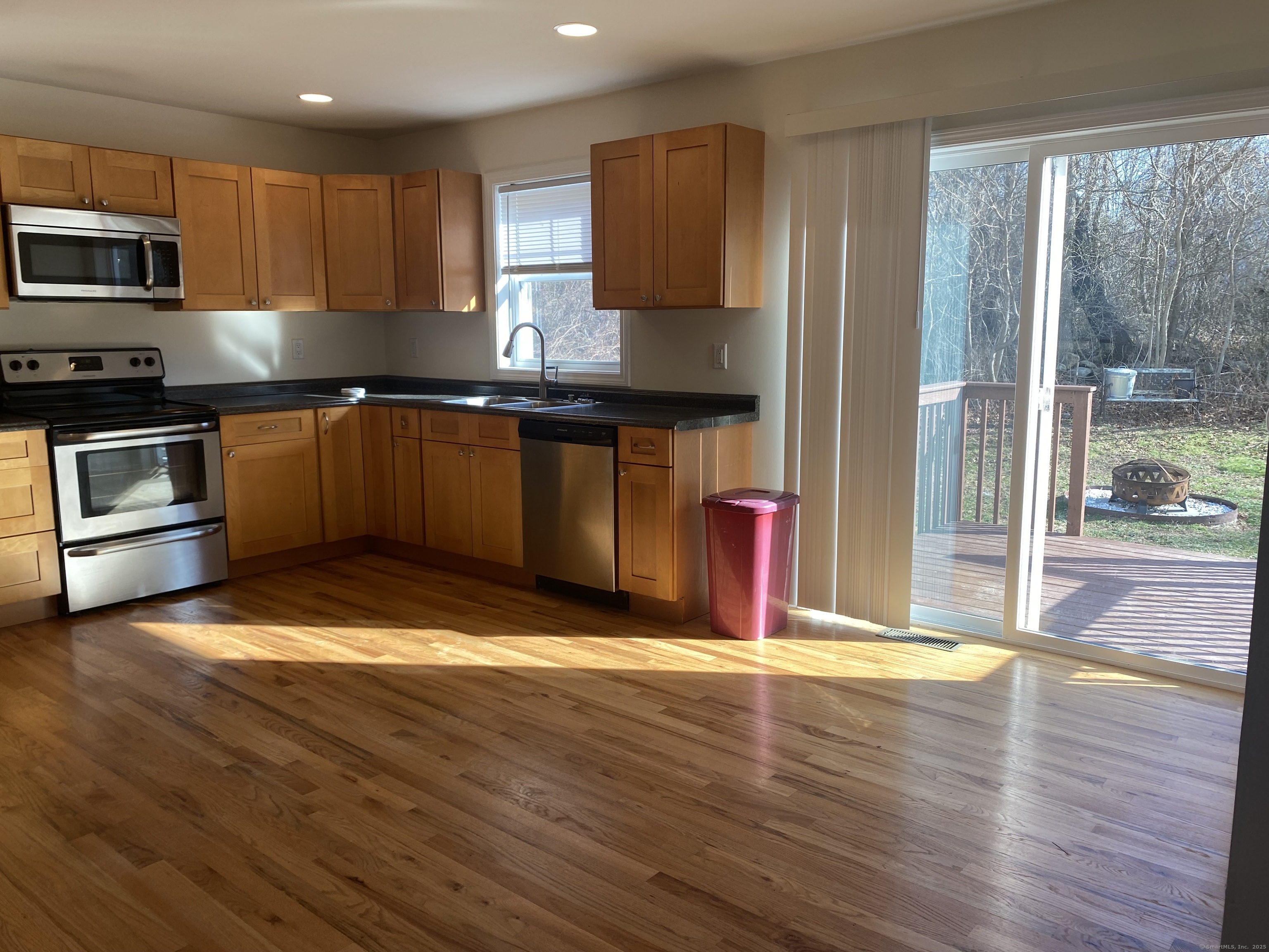 East Lyme, Connecticut 06357, United States, 3 Bedrooms Bedrooms, ,3 BathroomsBathrooms,Residential,Pending,2990