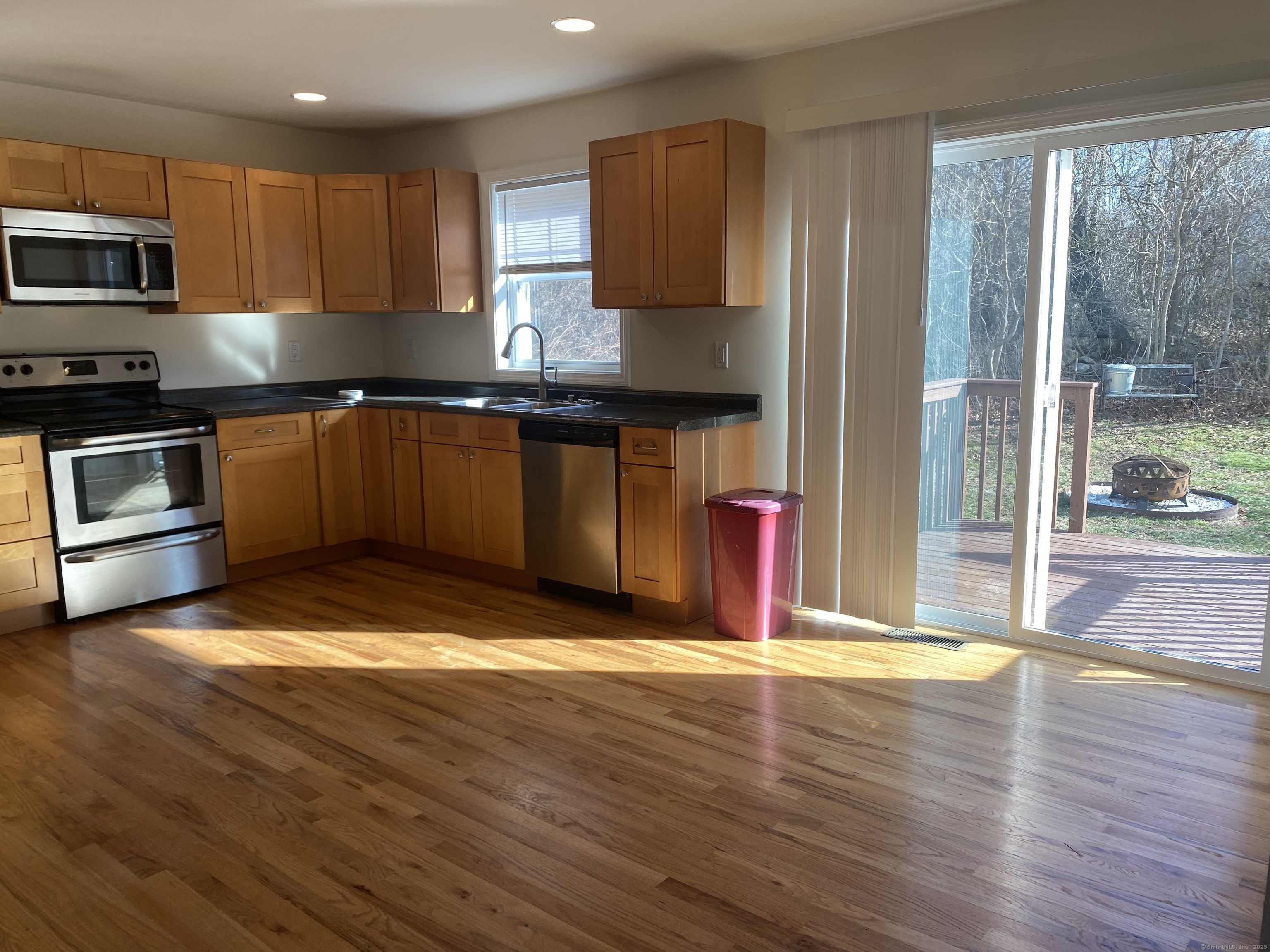 East Lyme, Connecticut 06357, United States, 3 Bedrooms Bedrooms, ,3 BathroomsBathrooms,Residential,Pending,2990