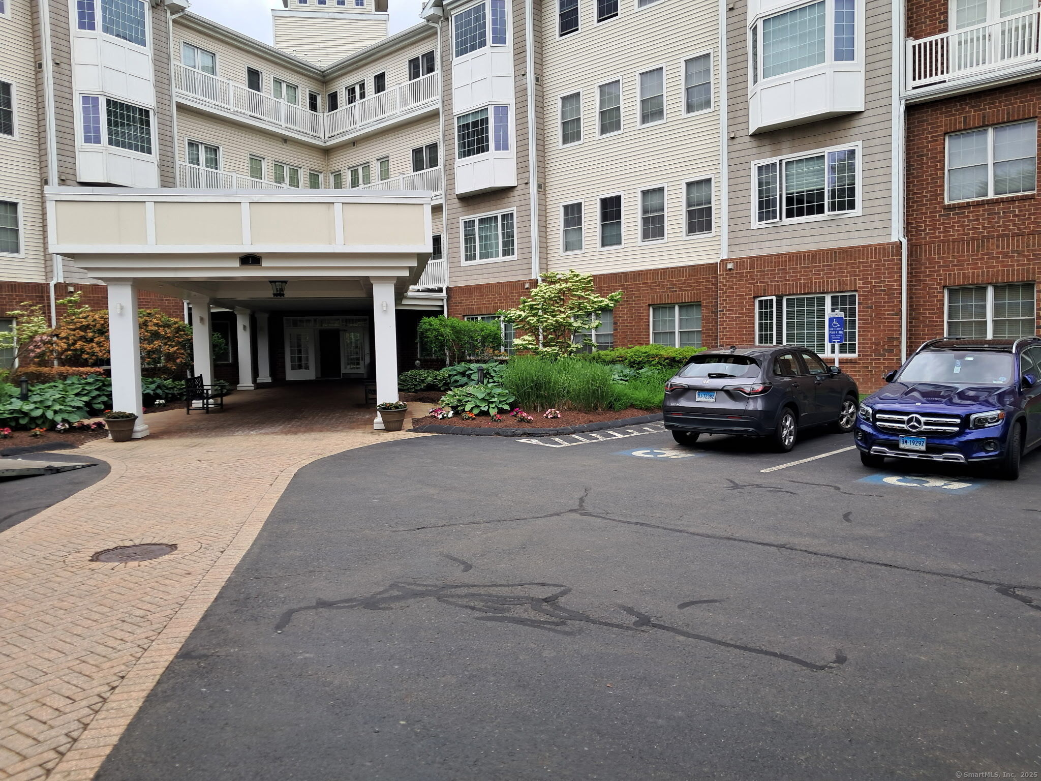 Rental Property at King Philip Drive 204, West Hartford, Connecticut - Bedrooms: 2 
Bathrooms: 2 
Rooms: 5  - $2,500 MO.
