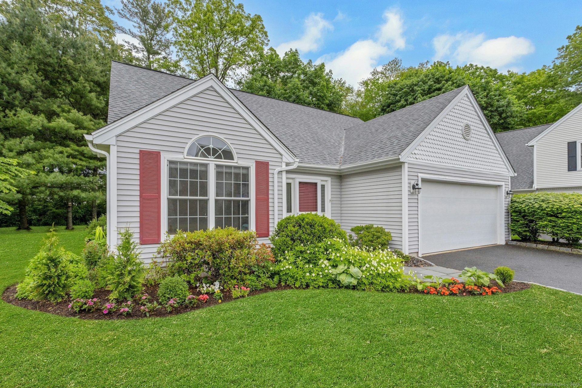 Village Court 44, Wilton, Connecticut - 3 Bedrooms  
3 Bathrooms  
7 Rooms - 