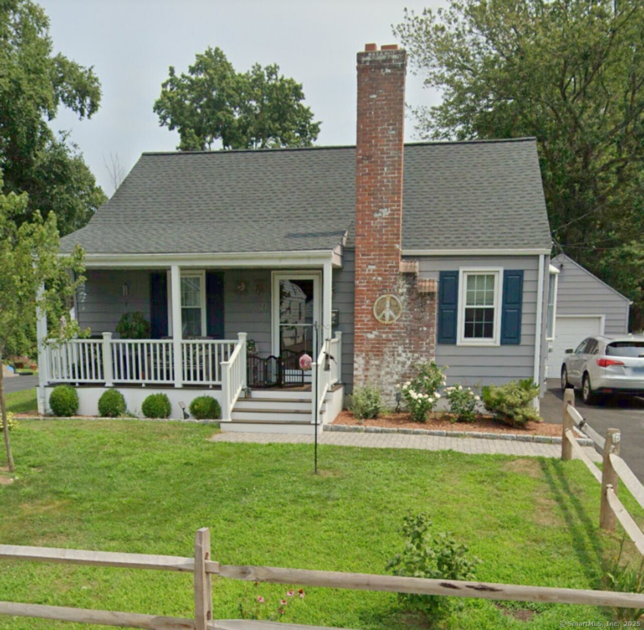 Aimes Drive, West Haven, Connecticut - 3 Bedrooms  
2 Bathrooms  
5 Rooms - 