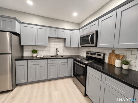 Multifamily For Rent - 1597 Park Street #4A<br/> Hartford County, Hartford, CT 06106