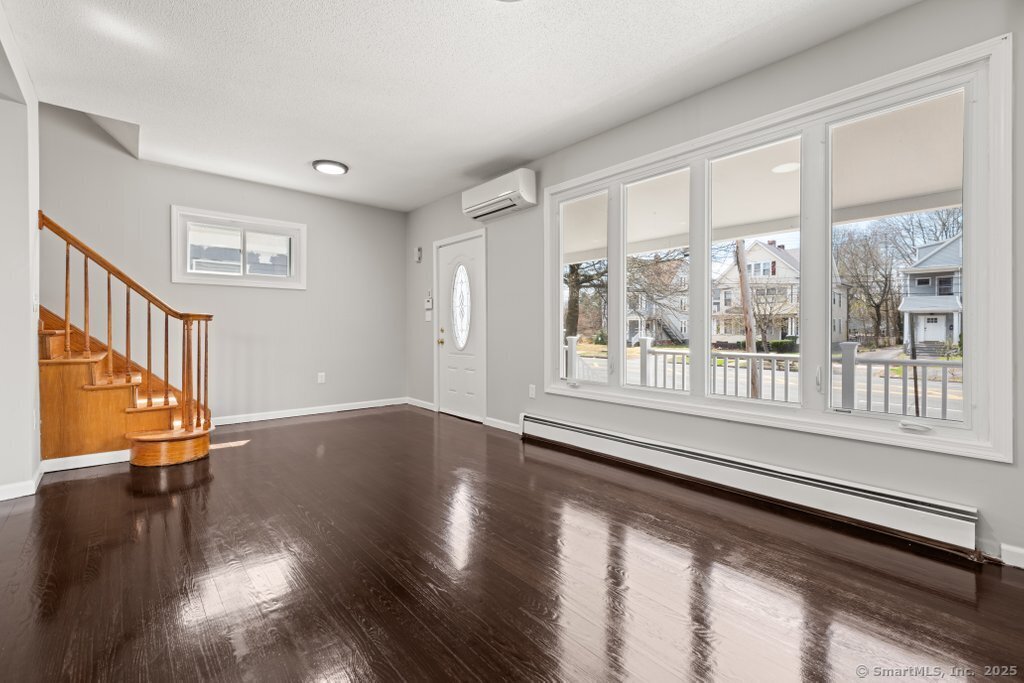 Whalley Avenue, New Haven, Connecticut - 4 Bedrooms  
3 Bathrooms  
8 Rooms - 