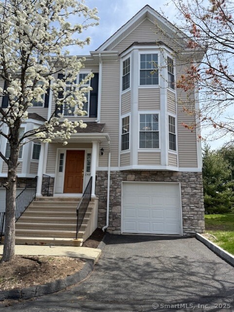Briar Woods Lane 1507, Danbury, Connecticut - 2 Bedrooms  
3 Bathrooms  
5 Rooms - 