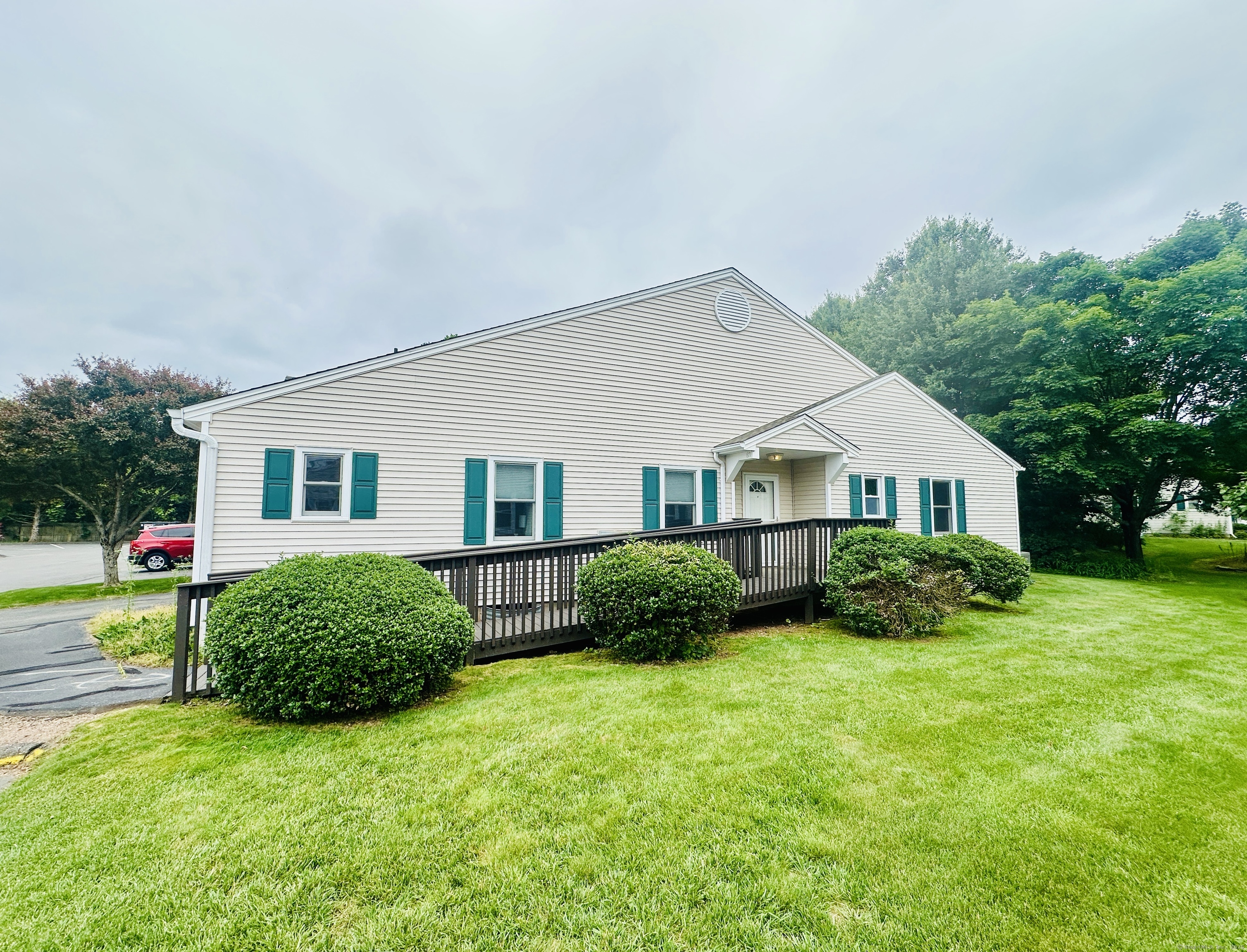Property for Sale at Ledgeview Court 671, Southington, Connecticut - Bedrooms: 2 
Bathrooms: 2 
Rooms: 5  - $335,000