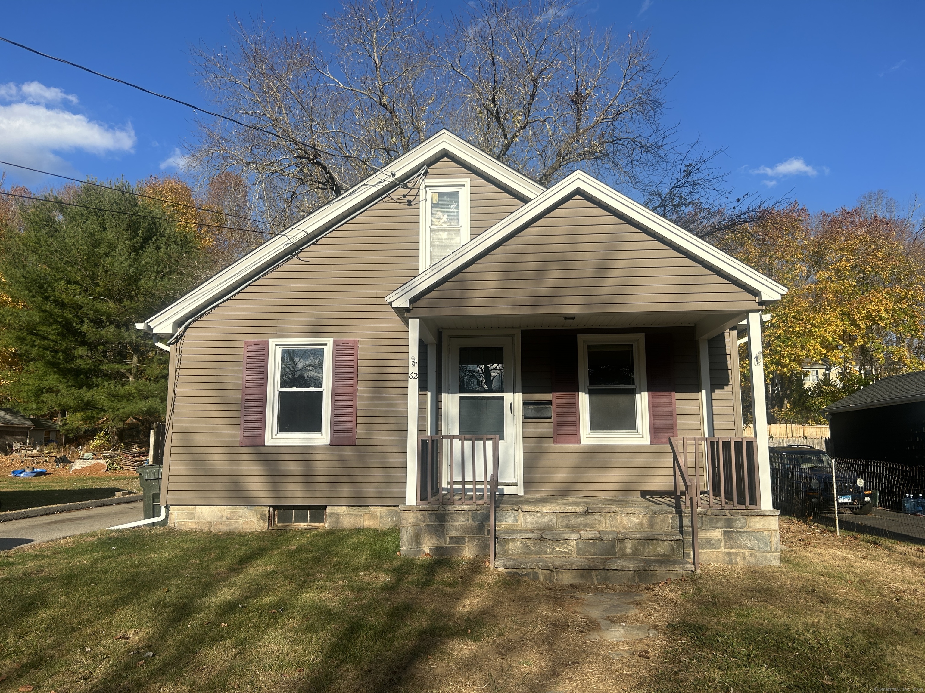 Mowry Avenue, Norwich, Connecticut - 3 Bedrooms  
1 Bathrooms  
6 Rooms - 