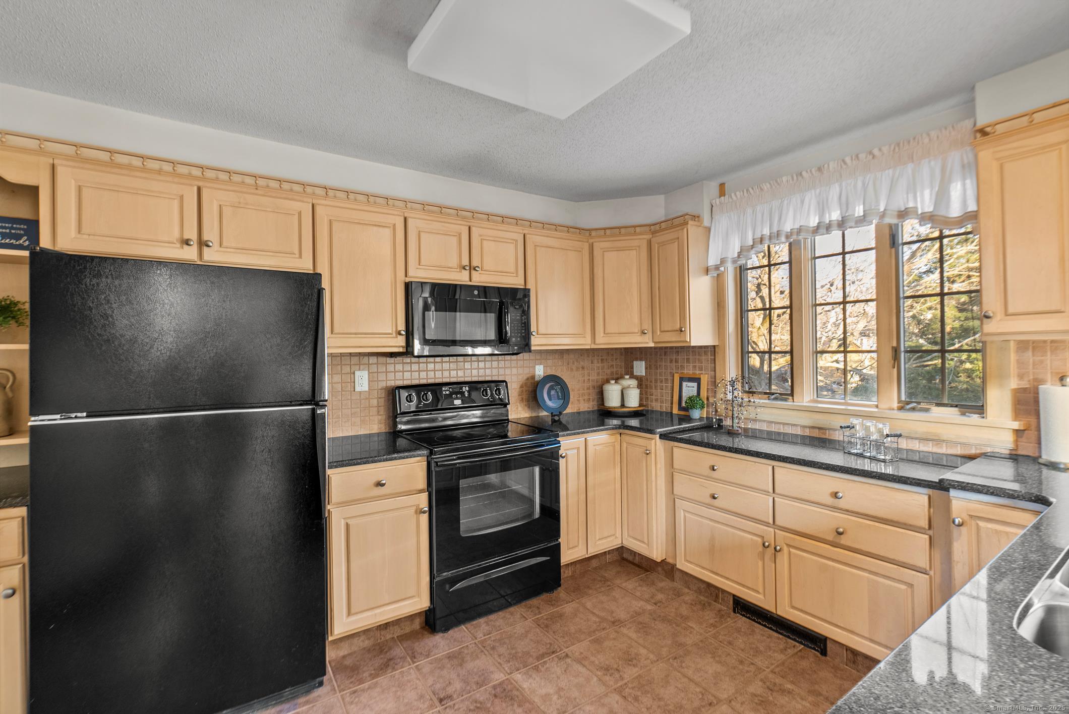 32 Meeks Point Road, East Hampton, Connecticut image 9