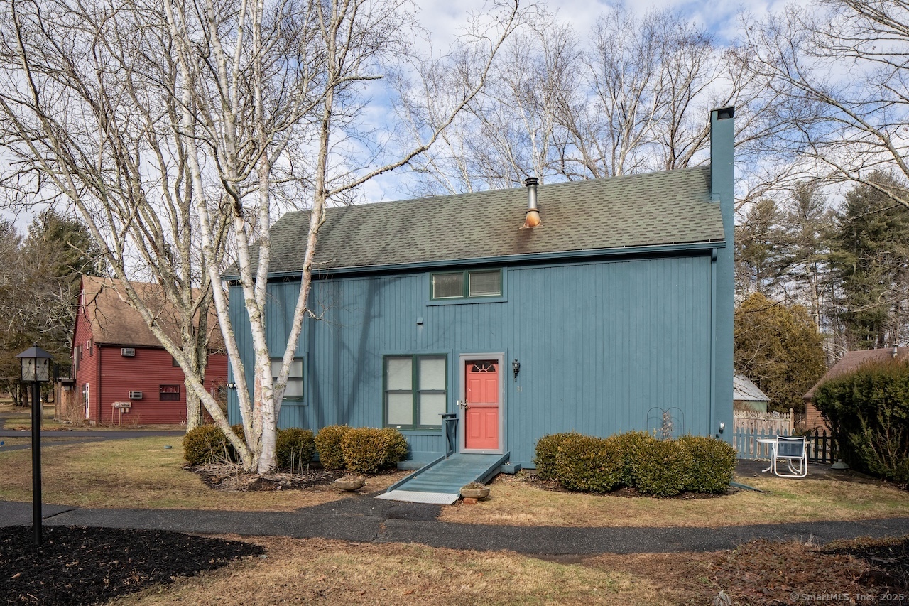 Fowler Street, Salisbury, Connecticut - 2 Bedrooms  
2 Bathrooms  
5 Rooms - 