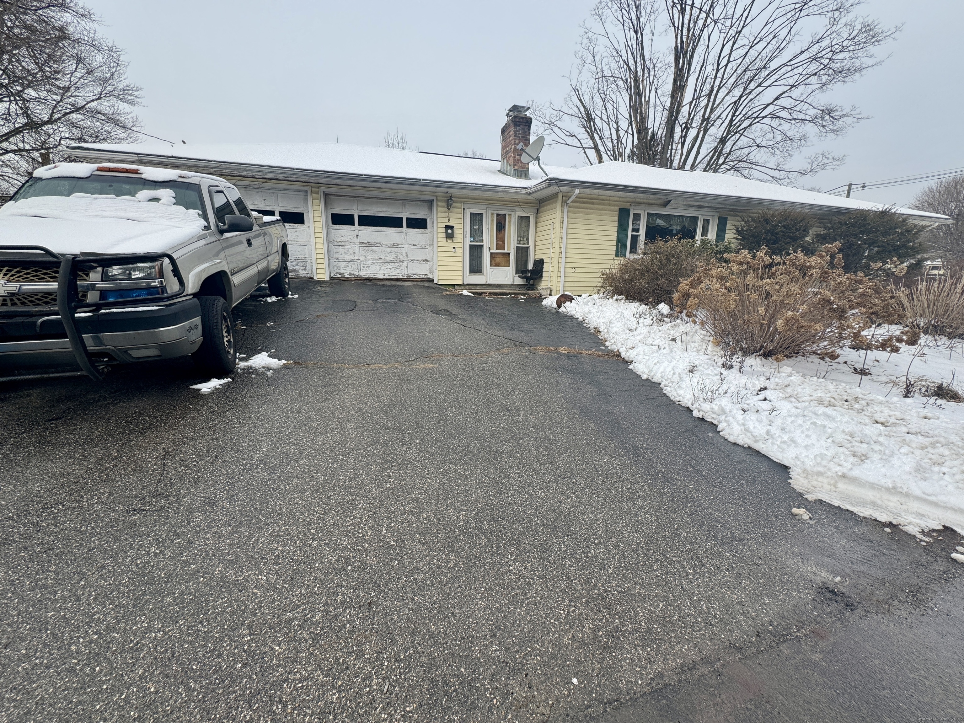 Bonnie Lane, Waterbury, Connecticut - 3 Bedrooms  
2 Bathrooms  
5 Rooms - 